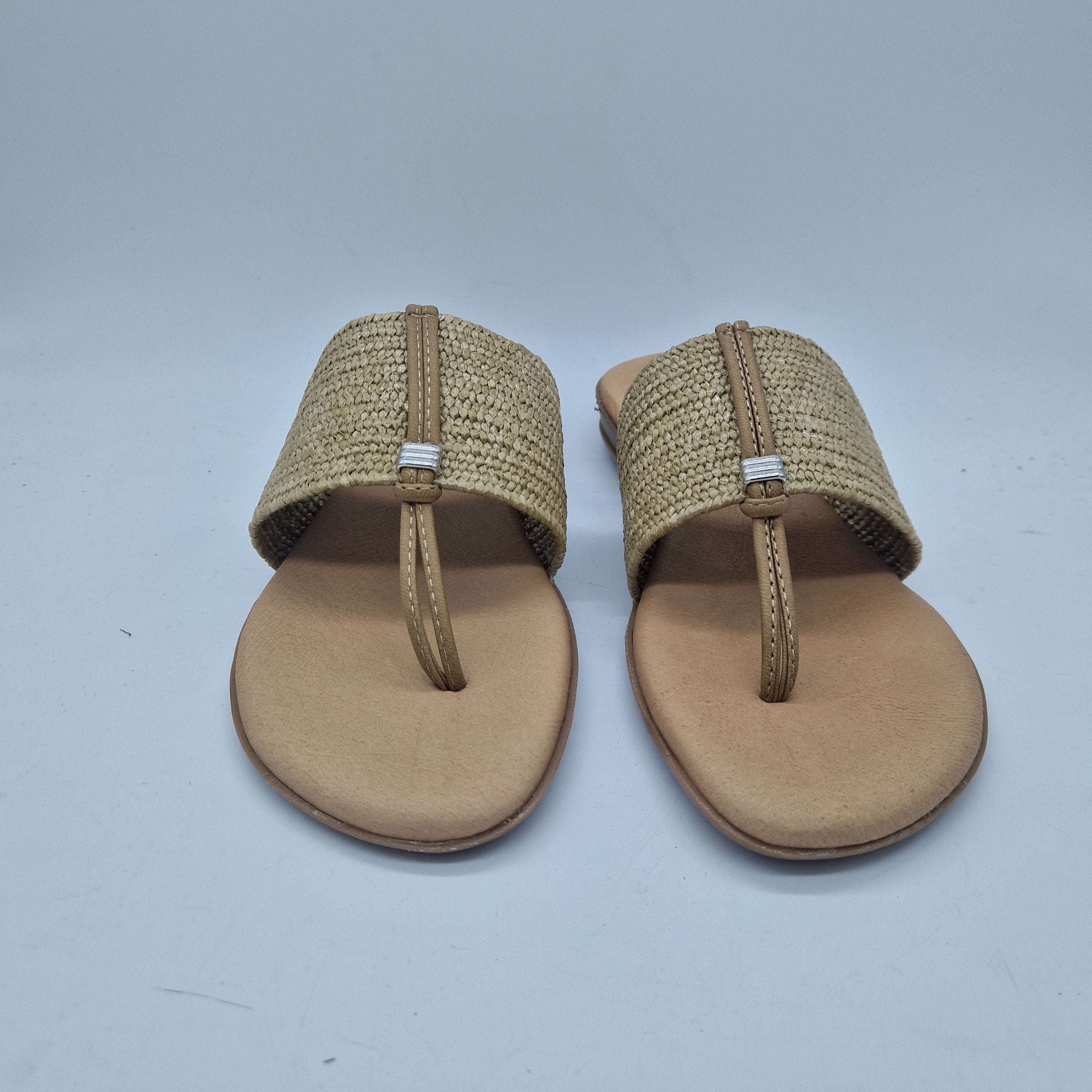 Sandalias de dedo de tejido elástico en tono taupe de la marca Pinaz, con diseño cómodo y moderno para verano.