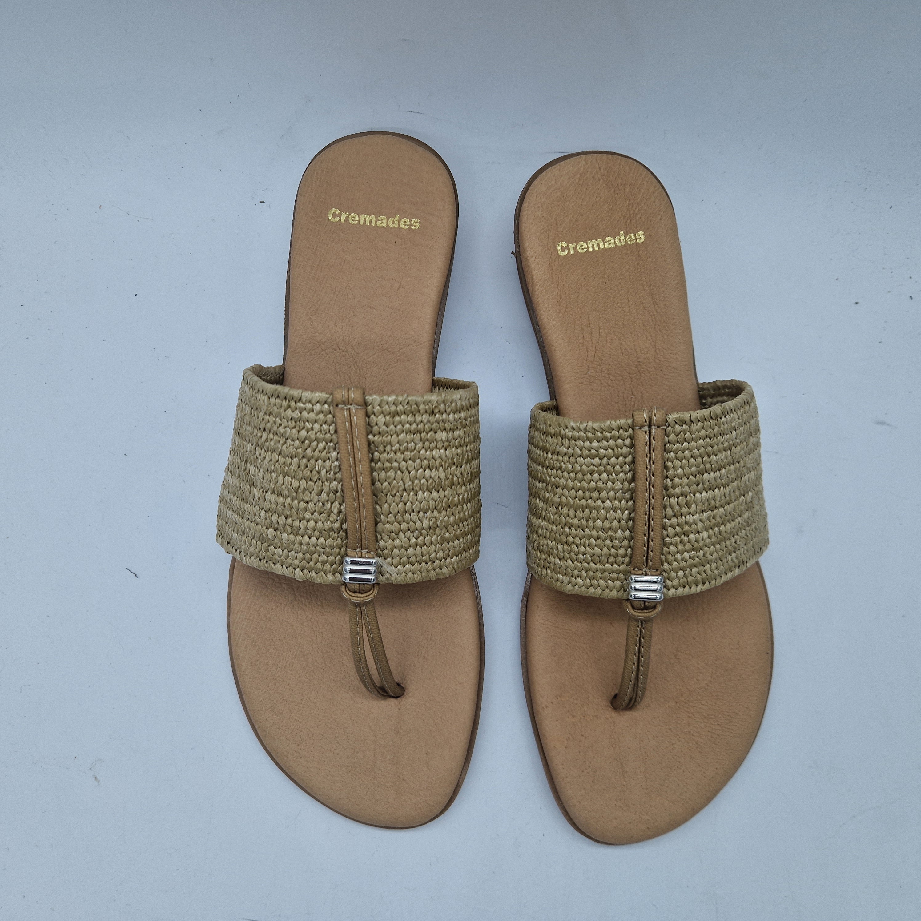 Sandalias de dedo en tejido elástico taupe de la marca Pinaz, con diseño cómodo y moderno para mujer.