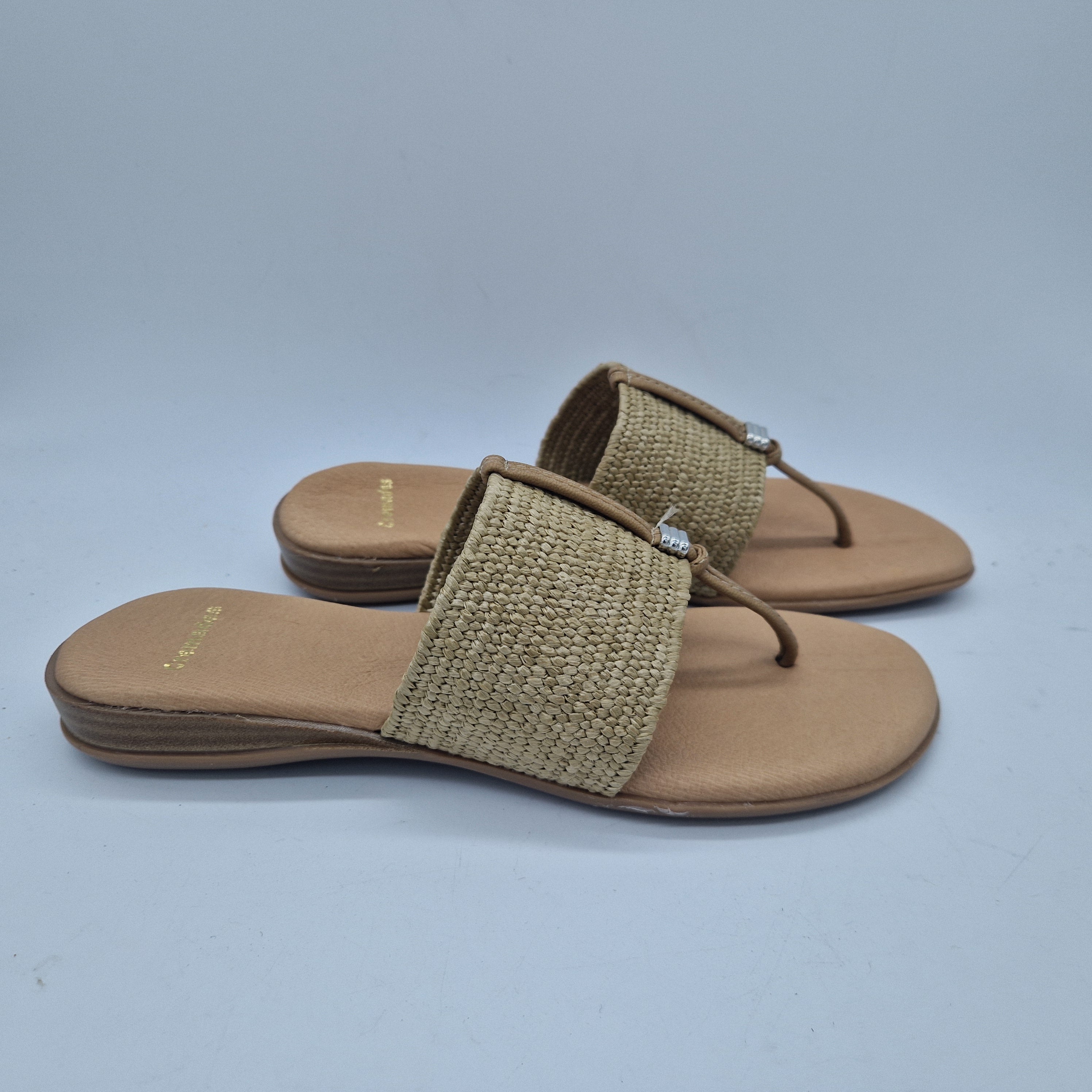 Sandalias de dedo en tejido elástico taupe de la marca Pinaz, con diseño cómodo y flexible para mujer.