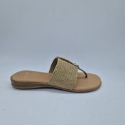 Sandalias de dedo con tejido elástico en tono taupe de la marca PINAZ, con diseño cómodo y moderno para el verano.
