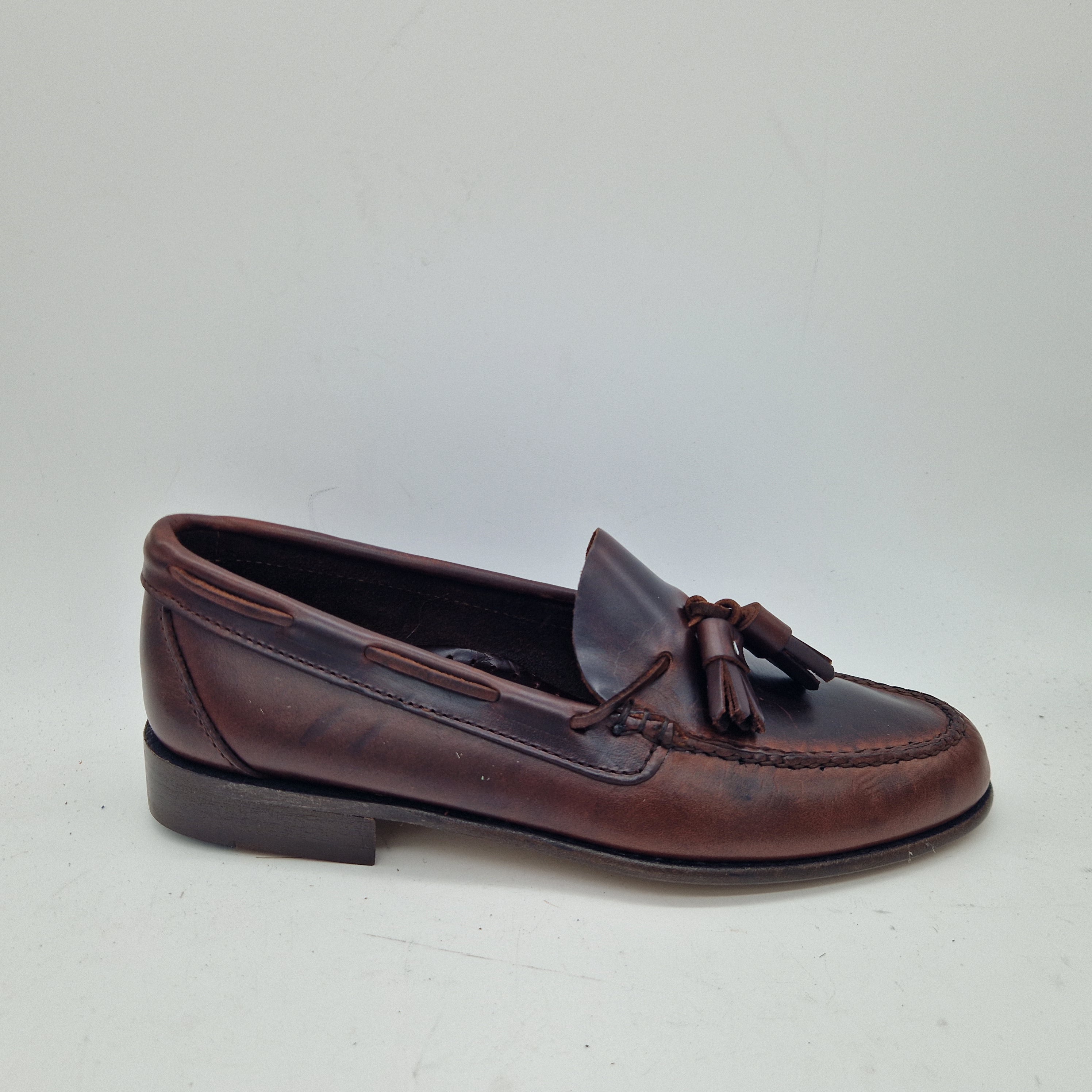 Mocasines marrón con borlas de piel para hombre, estilo clásico de la marca Mocasines 1901, con suela visible en la imagen.