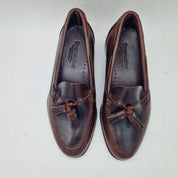 Mocasines 1901 con borlas en piel marrón, calzado elegante y clásico para hombre, visible en la imagen.
