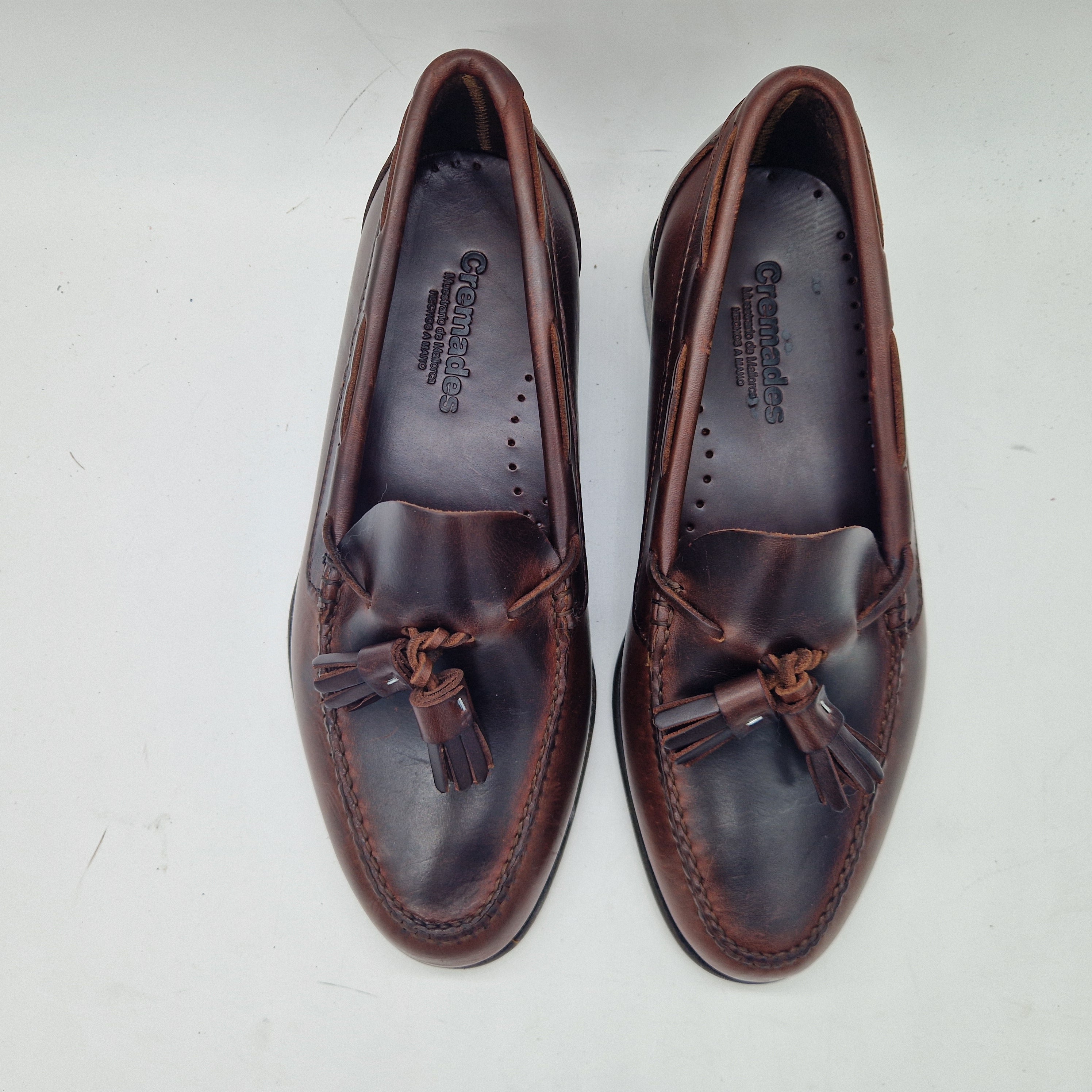 Mocasines 1901 con borlas en piel marrón, calzado elegante y clásico para hombre, visible en la imagen.