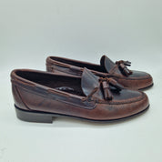 Mocasines 1901 con borlas en piel marrón, calzado elegante para hombre, detalles en la parte superior.