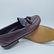 Mocasines 1901 con borlas en piel marrón, calzado casual elegante para hombre, con detalles en la parte superior.