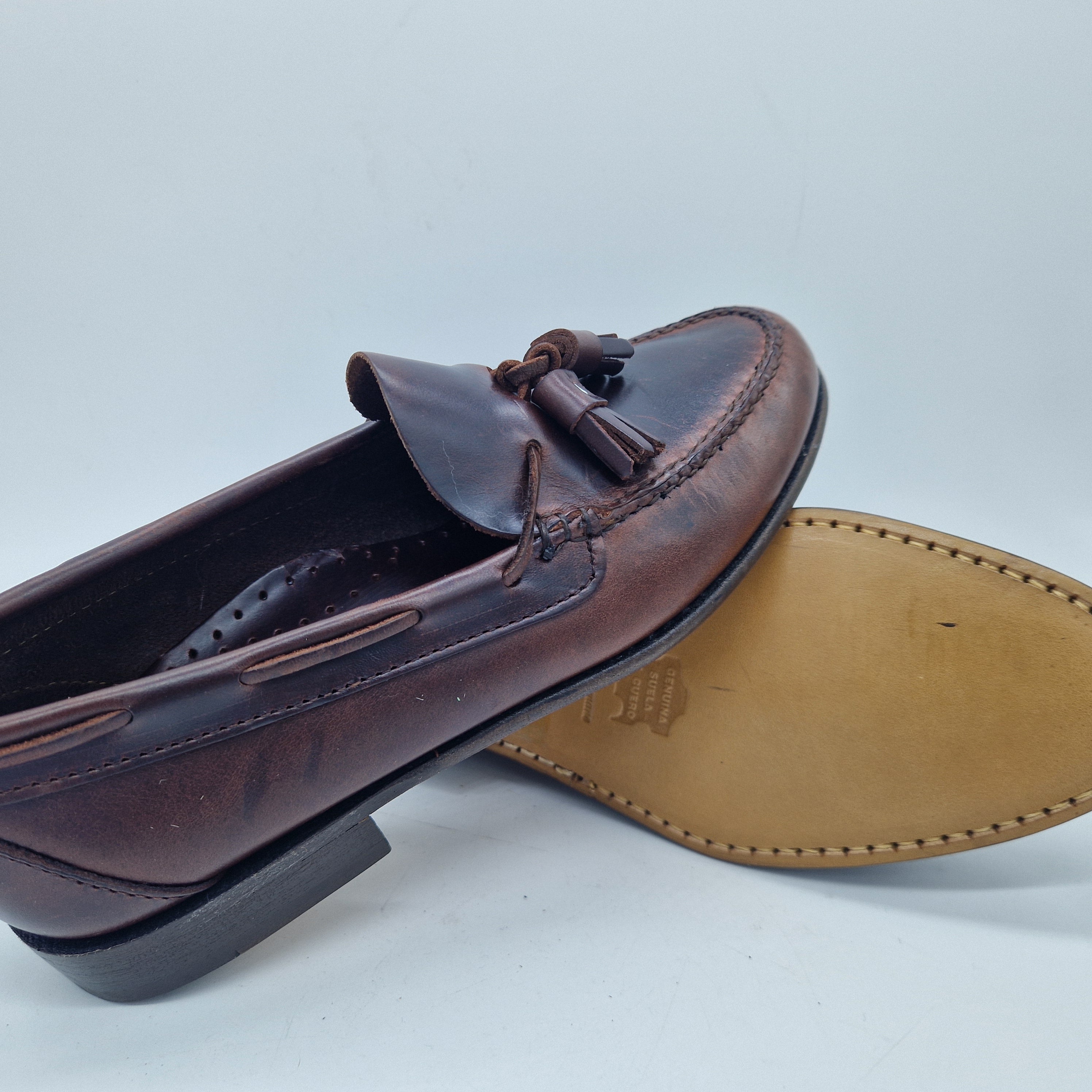 Mocasines 1901 con borlas en piel marrón, calzado casual elegante para hombre, con detalles en la parte superior.