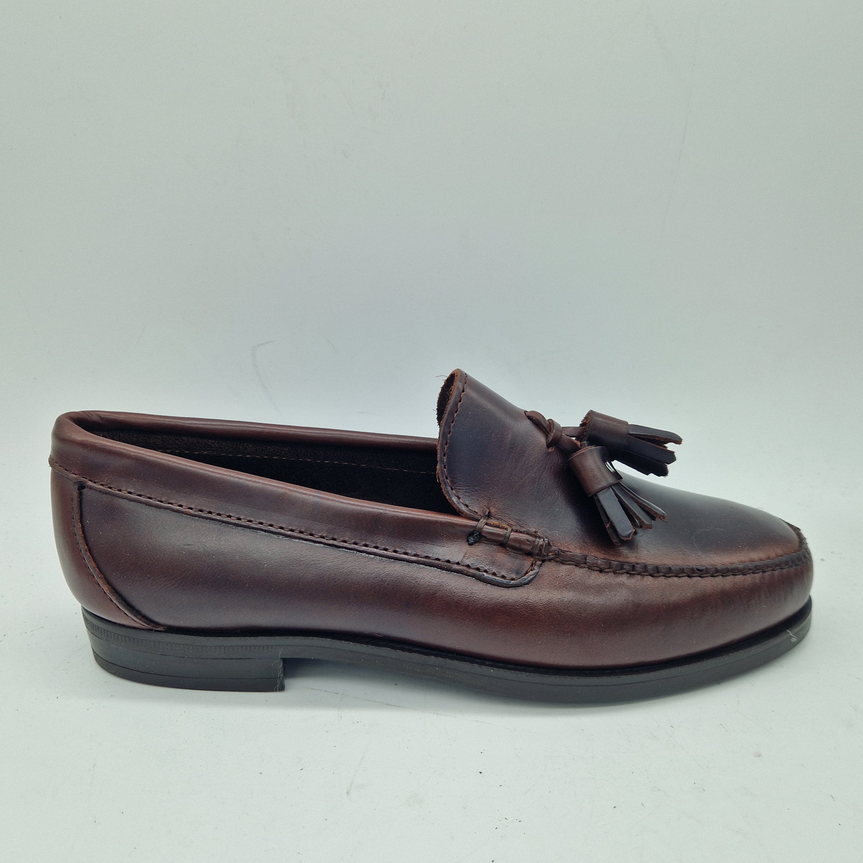 Mocasines 1901 con borlas en piel marrón, calzado elegante y clásico para mujer, con detalles de borlas en la parte superior.