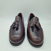 Mocasines Mocasines 1901 con borlas en piel marrón, calzado elegante para hombres, vista de cerca del diseño y textura.