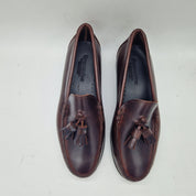 Mocasines 1901 con borlas en piel marrón, calzado elegante para hombre, vista lateral del producto.