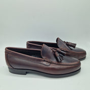 Mocasines 1901 con borlas en piel marrón, calzado elegante para hombre, detalle de borlas y acabado en cuero.