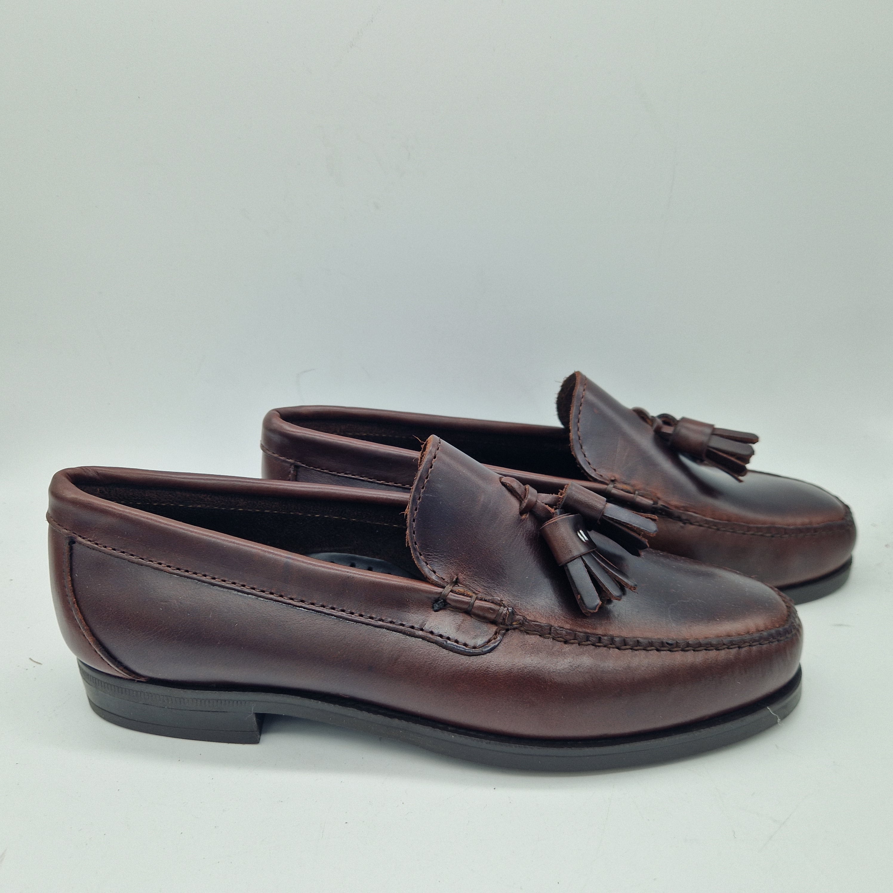 Mocasines 1901 con borlas en piel marrón, calzado elegante para hombre, detalle de borlas y acabado en cuero.