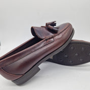 Mocasines de piel marrón con borlas de la marca Mocasines 1901, detalle de los mocasines en la imagen.