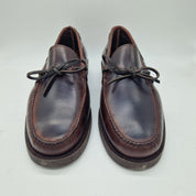 Mocasines marrón con lazo de piel, modelo Catellano de Mocasines 1901, detalles de botones en la parte superior.