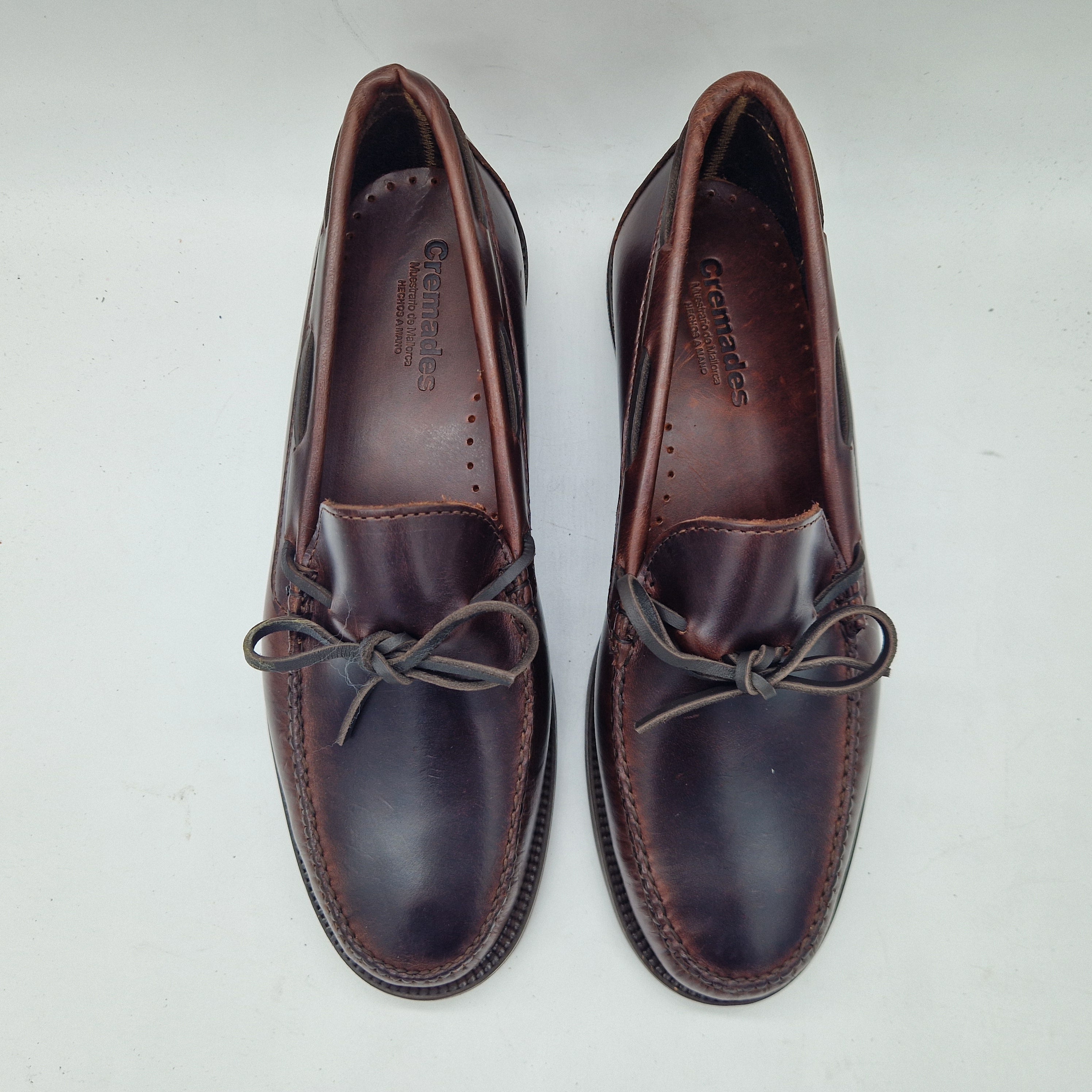Mocasines de lazo en piel marrón de Mocasines 1901, con diseño elegante y cierre con botones, para mujer.