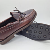 Mocasines marrón de piel con lazo de la marca Mocasines 1901, detalles de botones en el diseño del calzado.