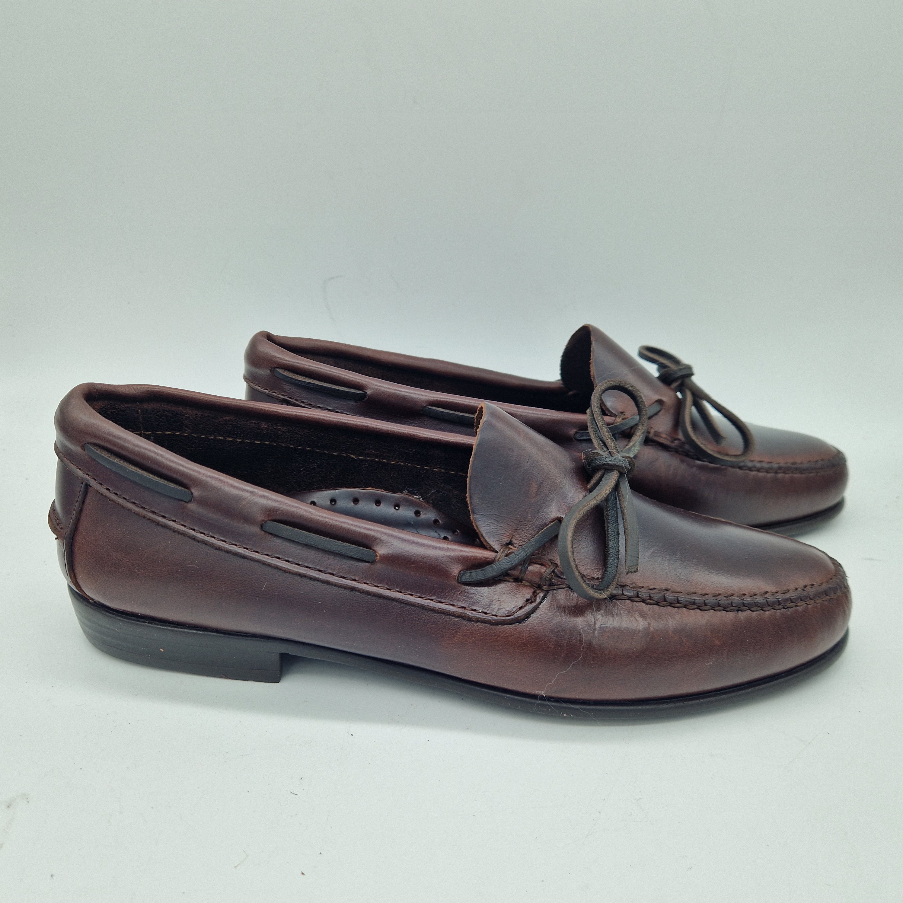 Mocasines marrón de piel Castellano de lazo de Mocasines 1901, detalle del lazo y textura de piel en imagen.