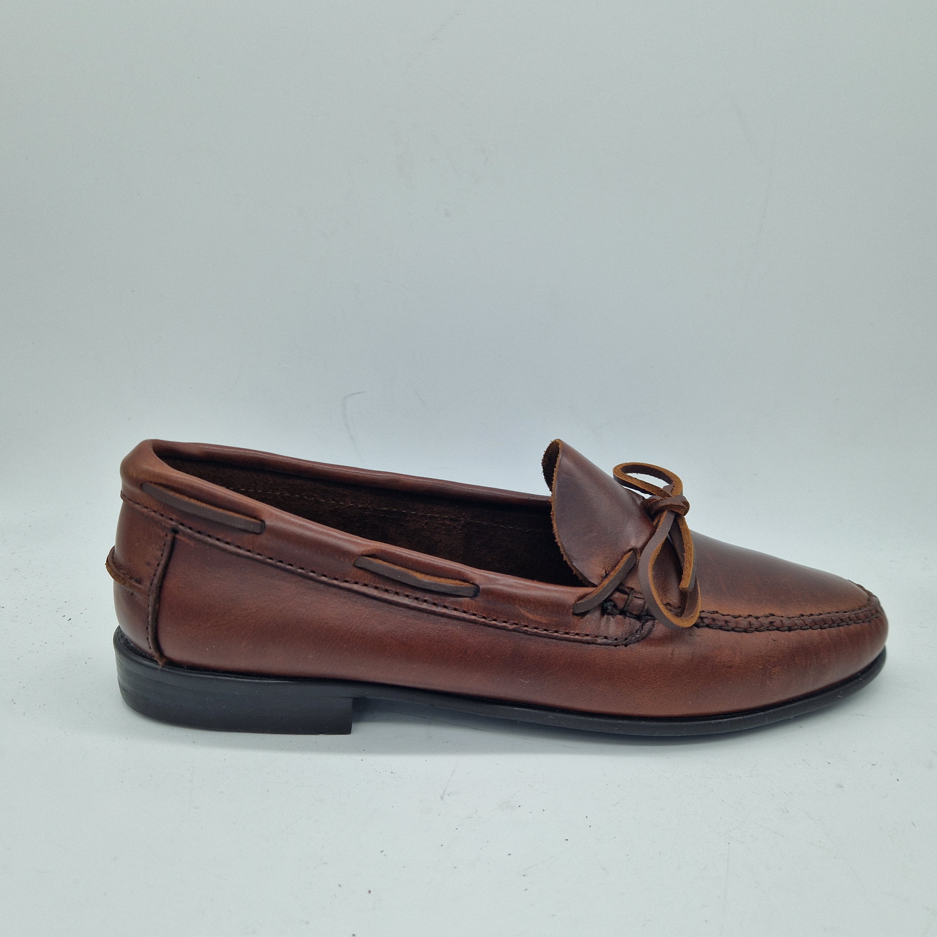 Mocasines de piel con lazo en cuero de la marca Mocasines 1901, estilo clásico y elegante para mujer.