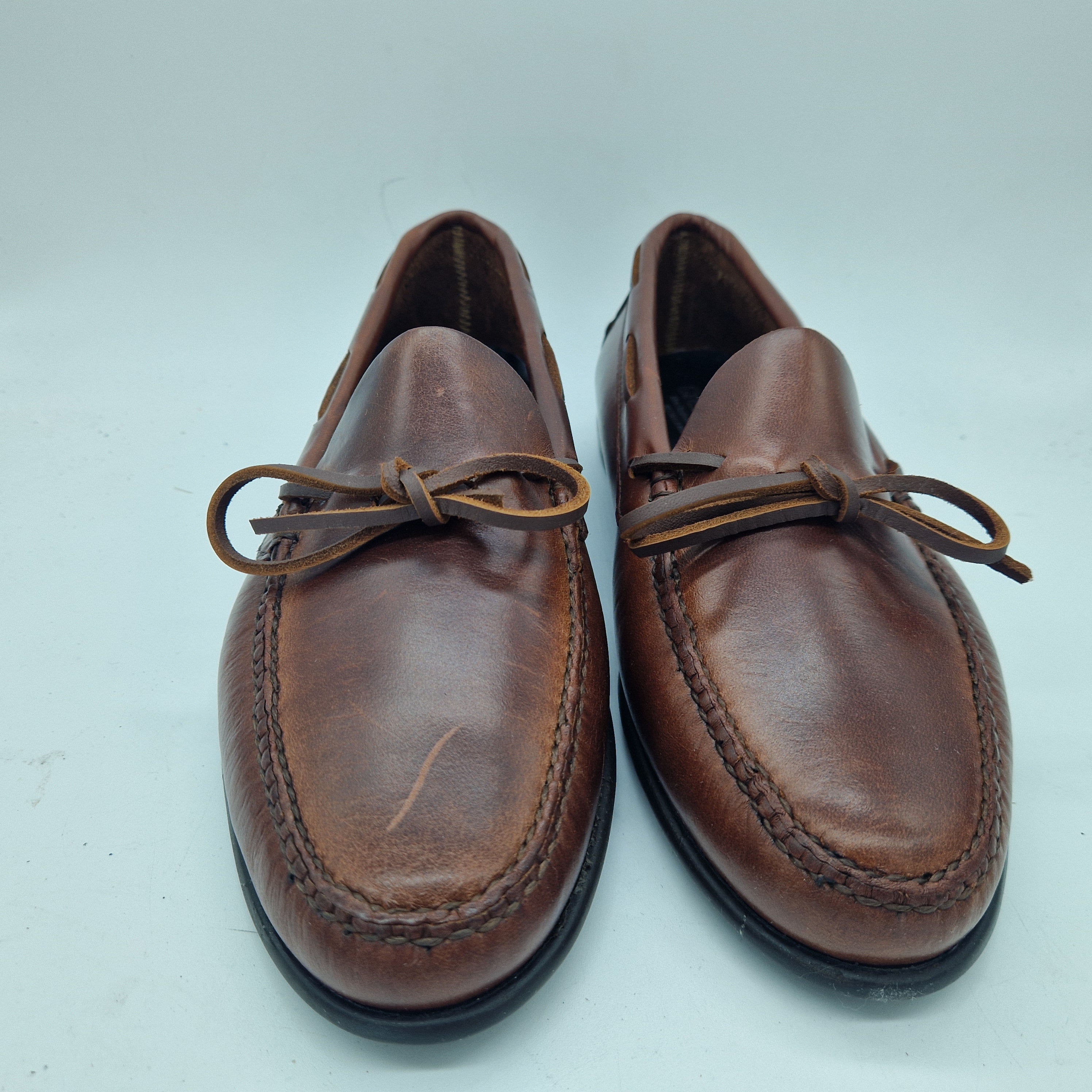 Mocasines de piel con lazo en color cuero de la marca Mocasines 1901, calzado elegante para hombres.