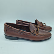 Mocasines de lazo en cuero color marrón de la marca Mocasines 1901, con diseño clásico y hebilla decorativa en la parte superior.