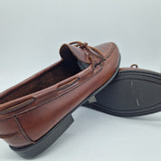 Mocasines de lazo en piel color cuero de la marca Mocasines 1901, calzado elegante para hombre.