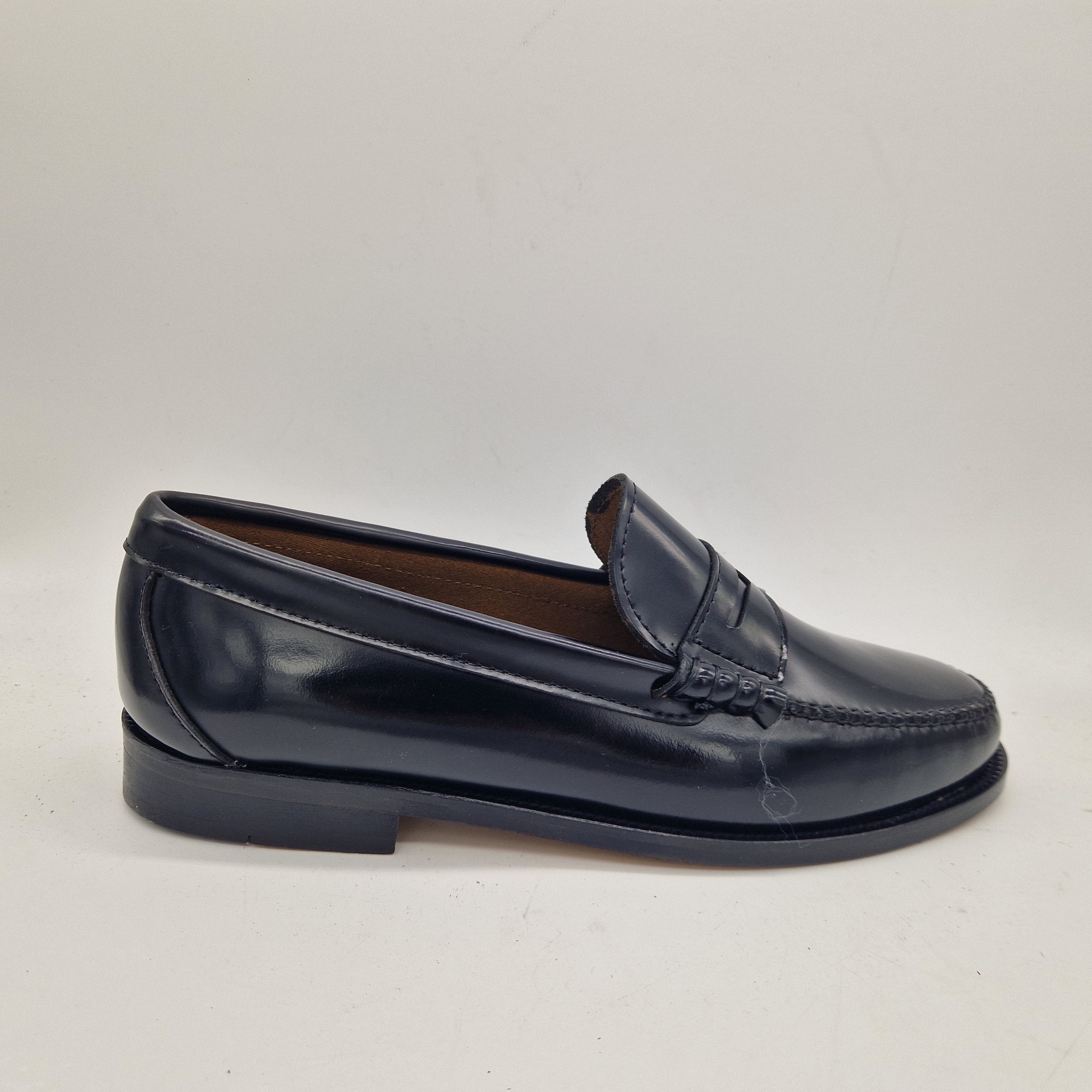 Mocasines negros de piel Castellano en estilo clásico, marca Mocasines 1901, calzado elegante para hombre.