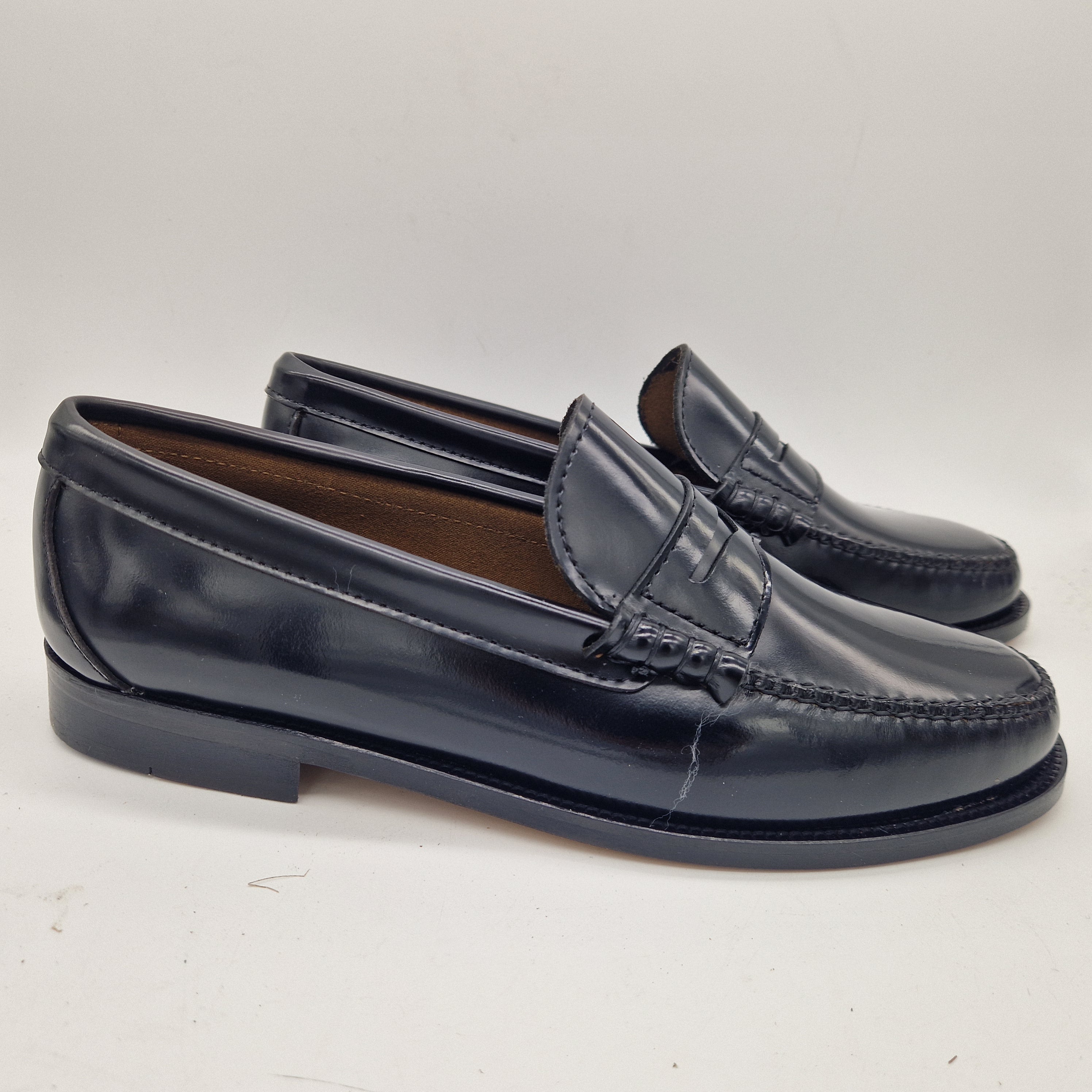 Mocasines negros de piel Castellano, estilo clásico, de la marca Mocasines 1901, con diseño elegante y cómodo.