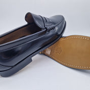 Mocasines negros de piel Castellano, modelo 72658, de la marca Mocasines 1901, con diseño clásico y elegante.