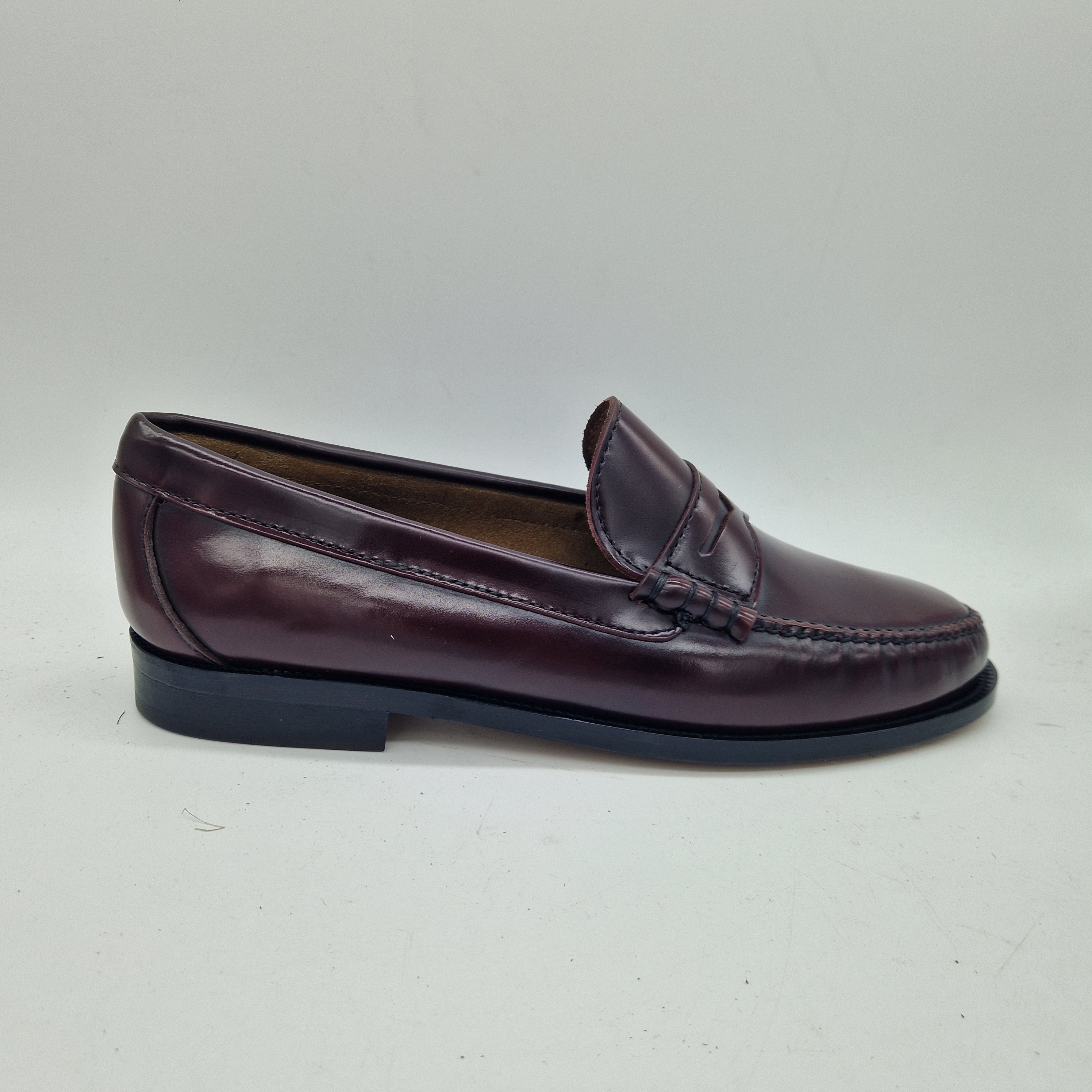 Mocasines de piel burdeos de la marca Mocasines 1901, calzado elegante y cómodo para hombres.