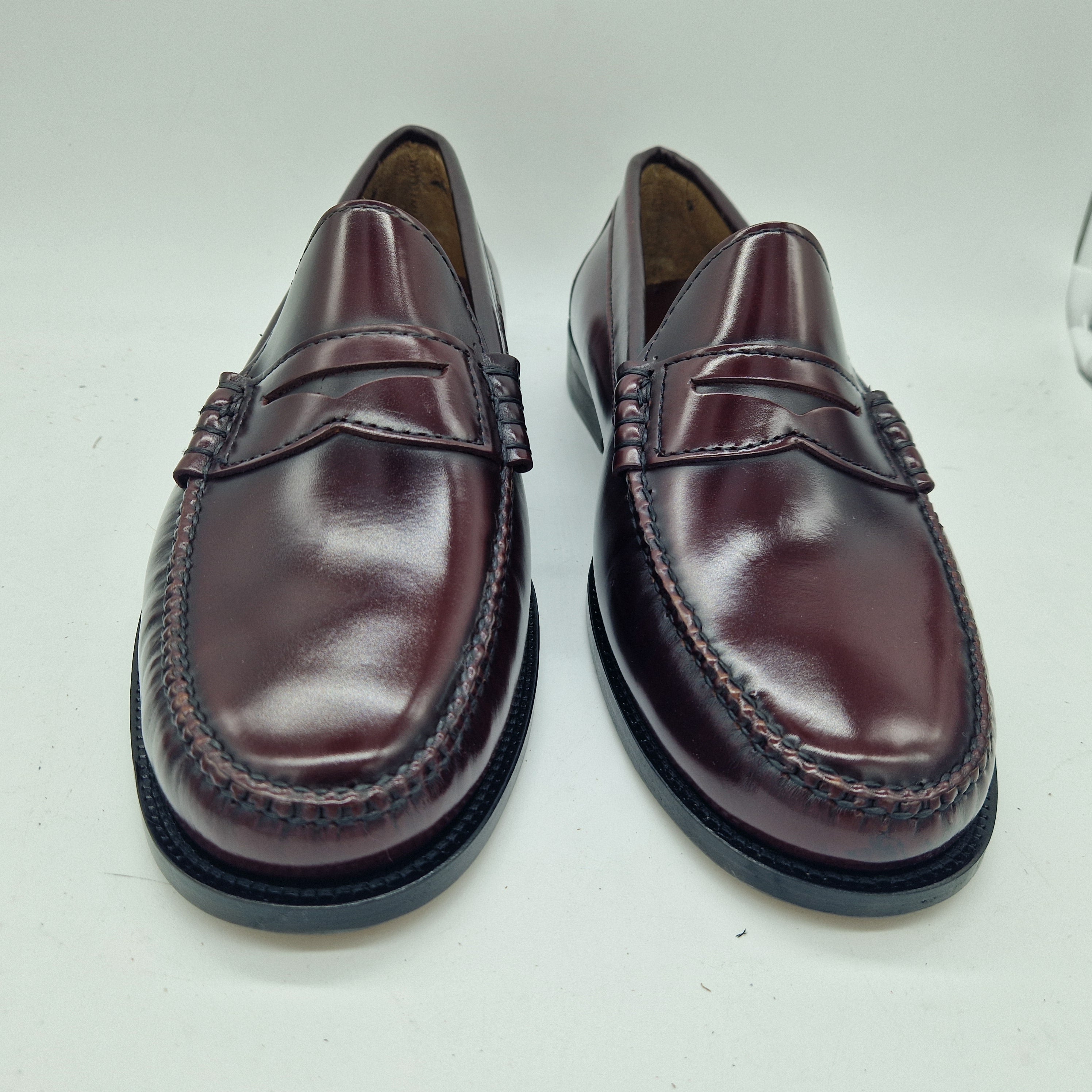 Mocasines de piel burdeos de la marca Mocasines 1901, calzado cómodo y elegante para hombres.