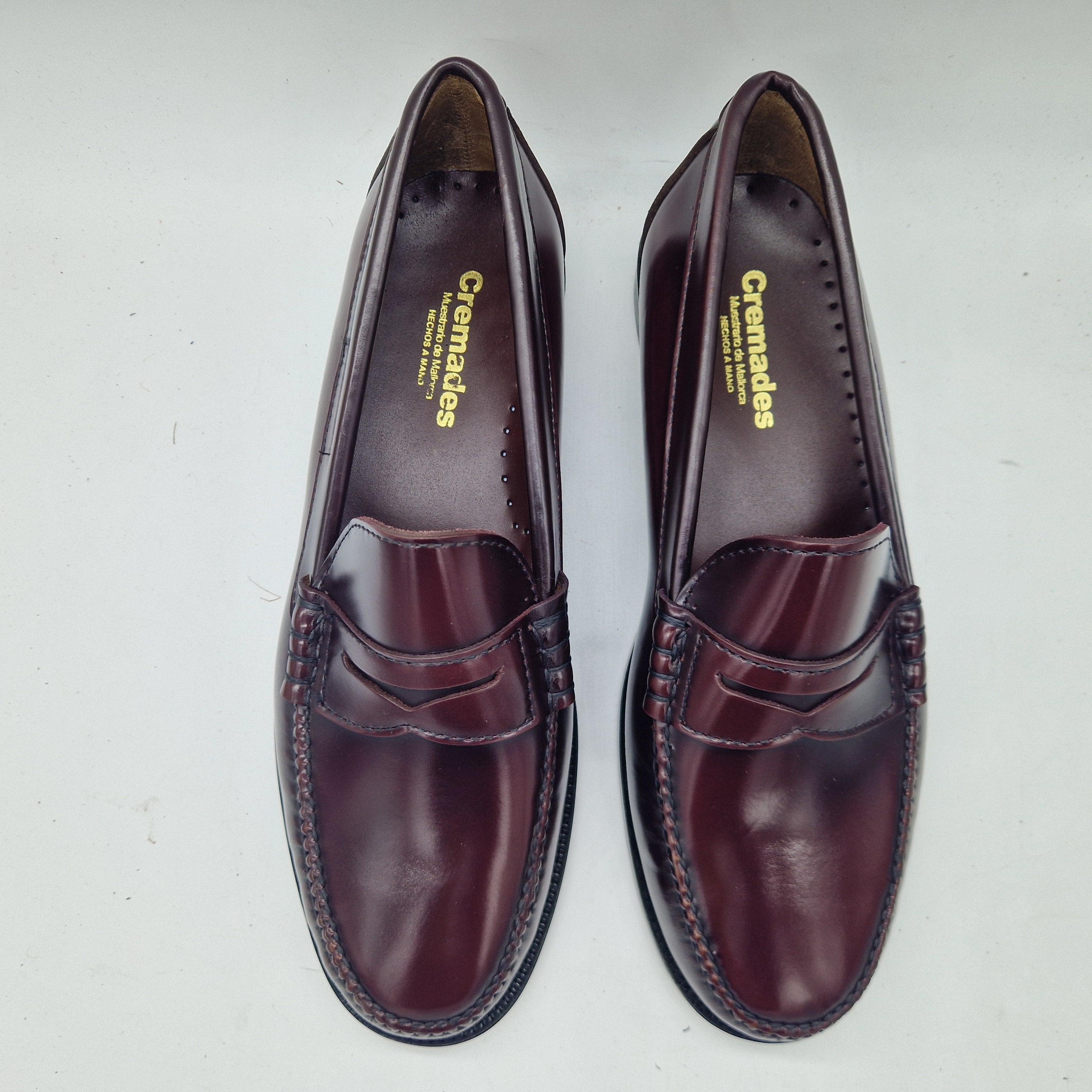 Mocasines de piel burdeos de la marca Mocasines 1901, calzado elegante para hombre con acabado en piel suave.