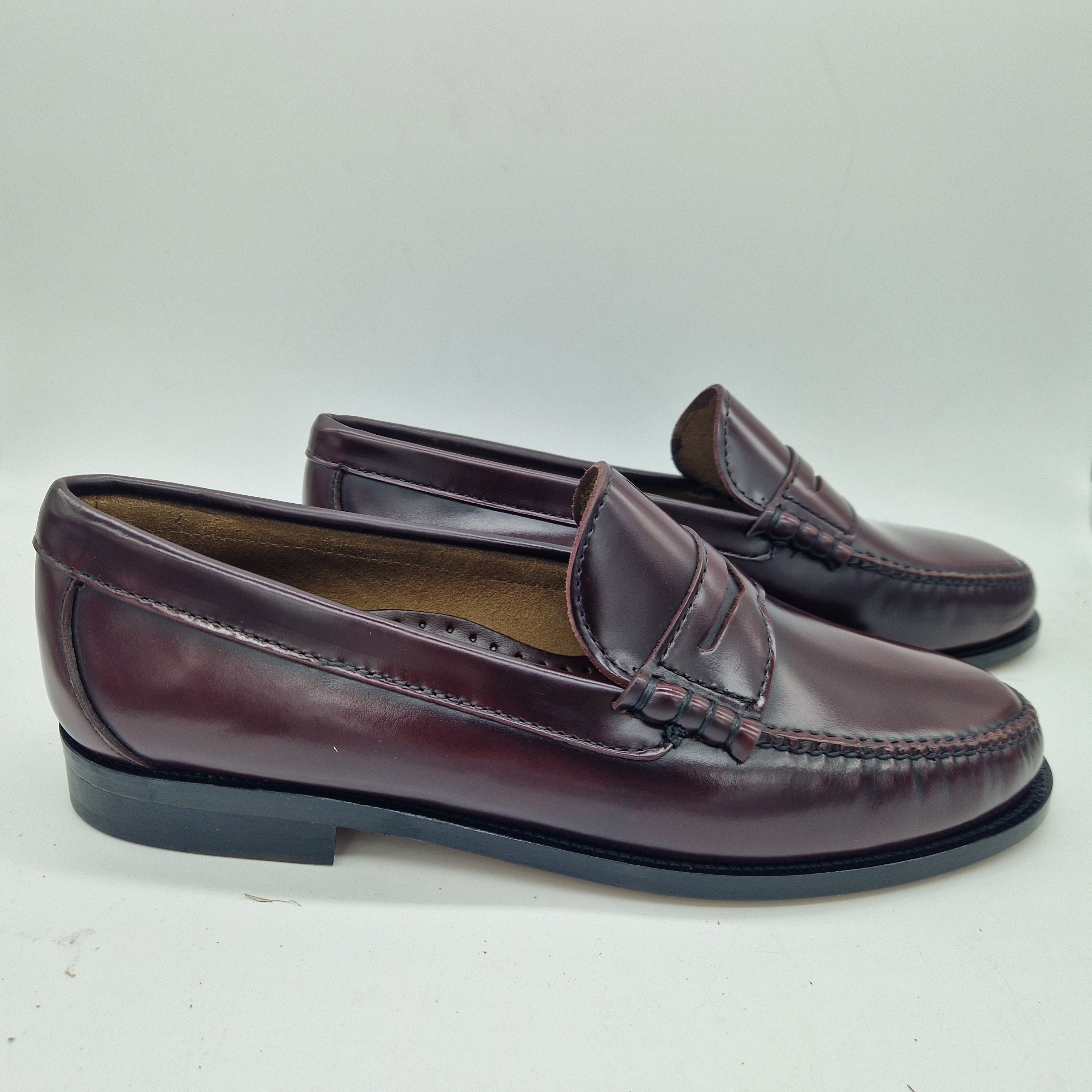 Mocasines Castellano piel burdeos de Mocasines 1901, con diseño clásico y suela de goma visible en la imagen.