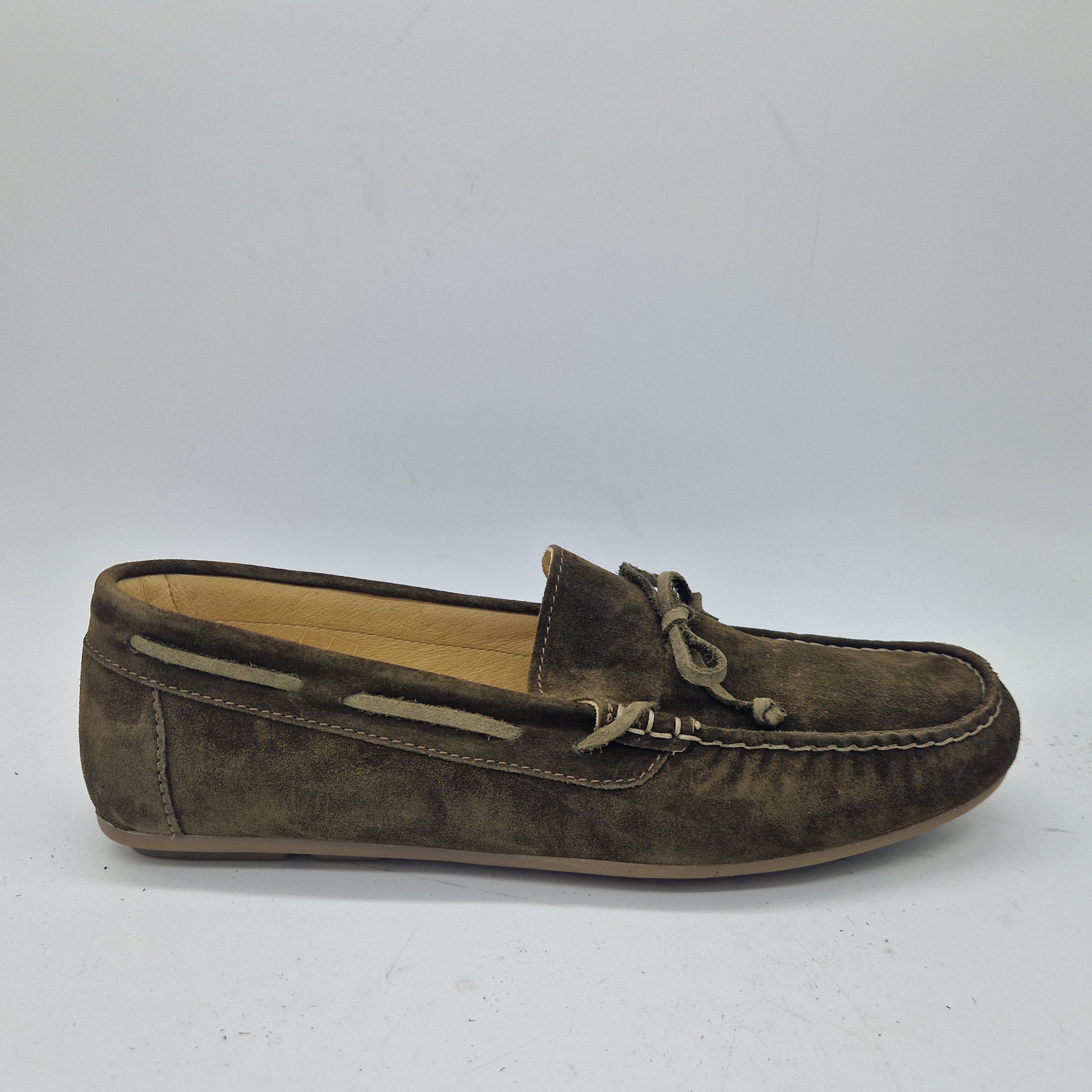 Mocasines Peachfor Kiowa de lazo en serraje kaki, calzado cómodo y elegante para mujer con detalles en lazo.