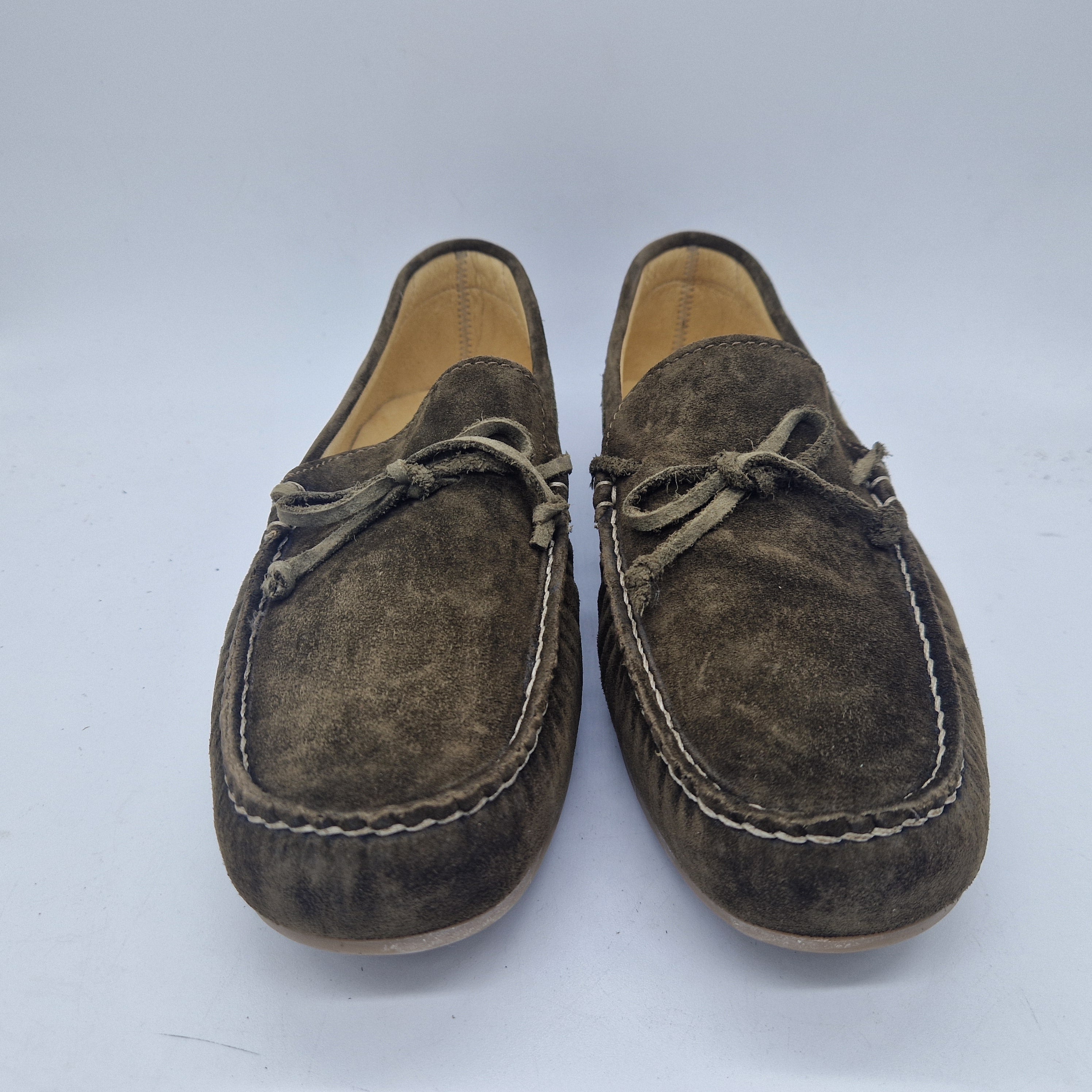 Mocasines Peachfor Kiowa de lazo en serraje kaki, con diseño clásico y cómoda suela, en color kaki.