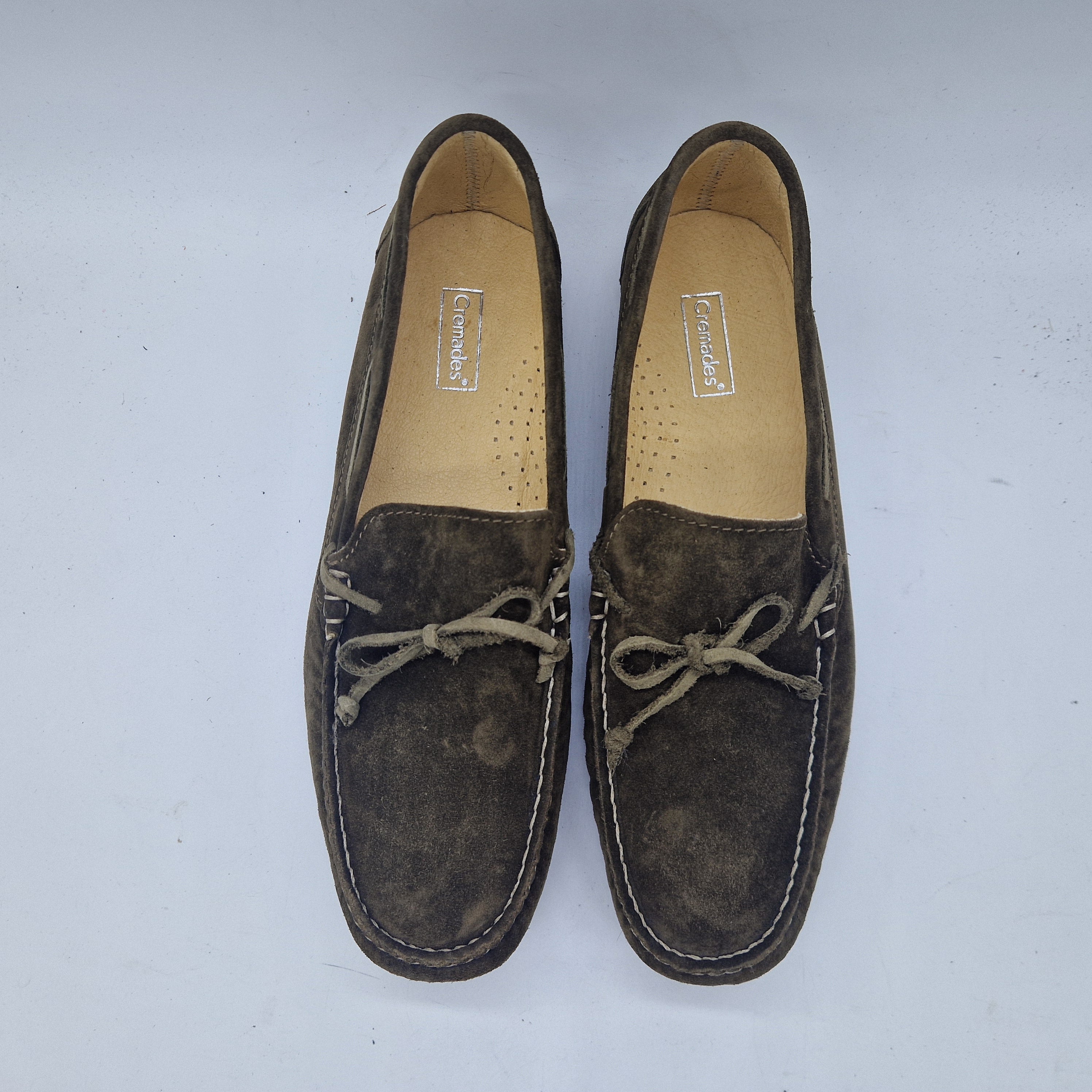 Mocasines Peachtfor Kiowa de lazo en serraje color kaki, detalles en el frente y suela de goma, calzado cómodo y elegante para mujer.