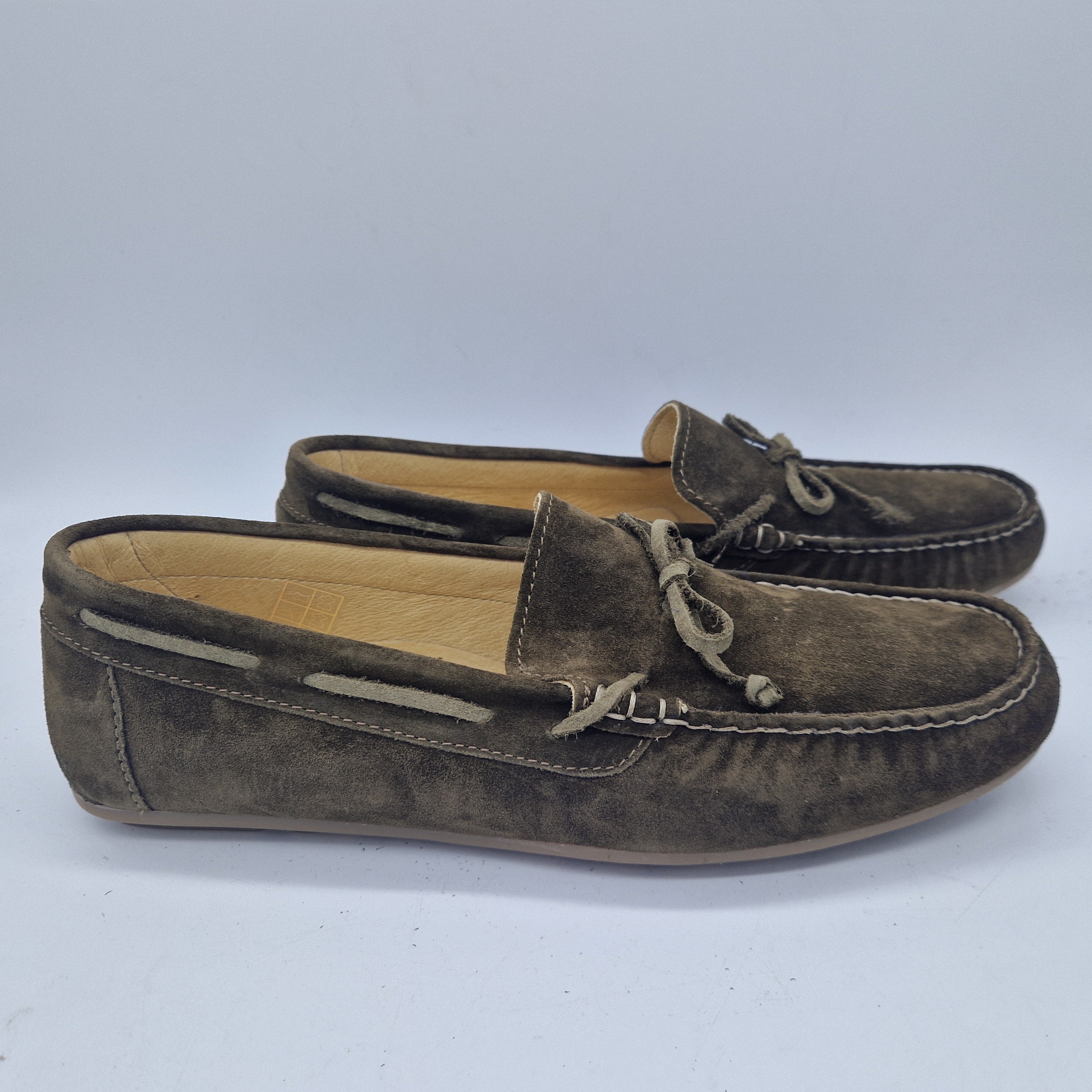 Mocasines Peachfor Kiowa de lazo en serraje kaki, con diseño clásico y detalles en cuero en la parte superior.
