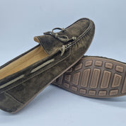 Mocasines Peachfor Kiowa de lazo en serraje kaki, con diseño elegante y detalles en la parte superior, para un estilo casual y sofisticado.
