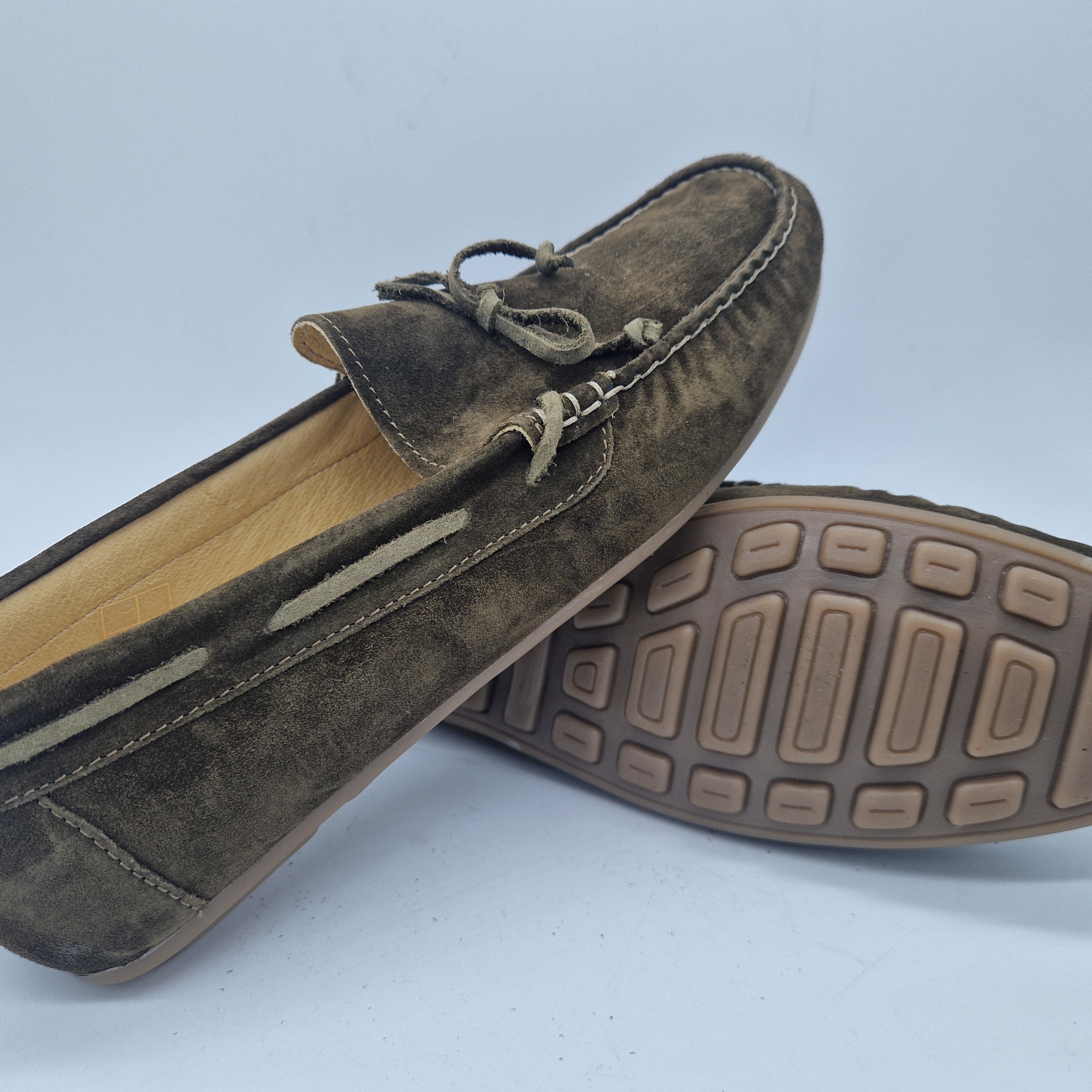 Mocasines Peachfor Kiowa de lazo en serraje kaki, con diseño elegante y detalles en la parte superior, para un estilo casual y sofisticado.
