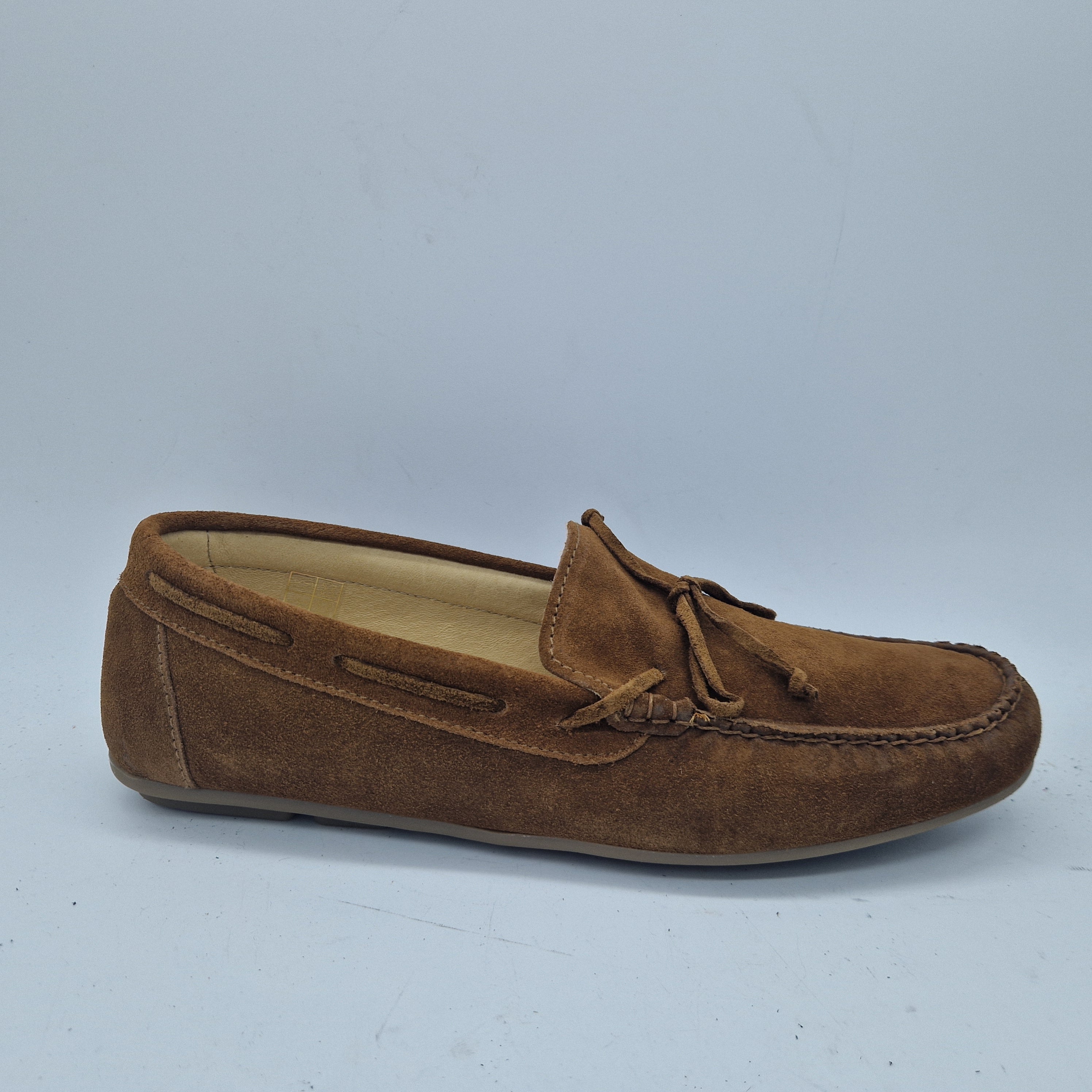 Mocasines Peachfor KIOWA en serraje de cuero color natural, con diseño clásico y cómodo para uso diario.