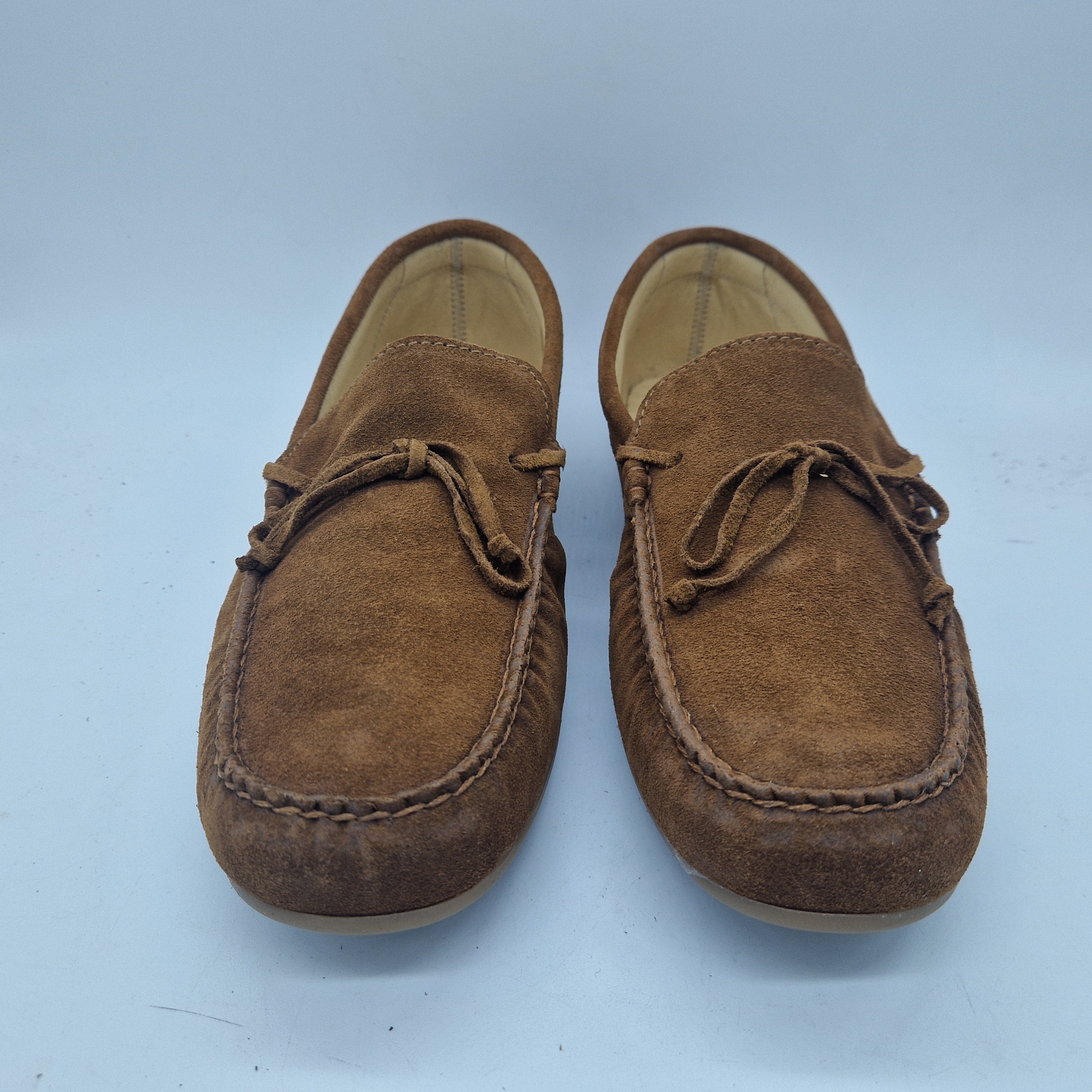 Mocasines Peachtfor Kiowa en serraje de cuero en color natural, con suela y diseño clásico, en primer plano.