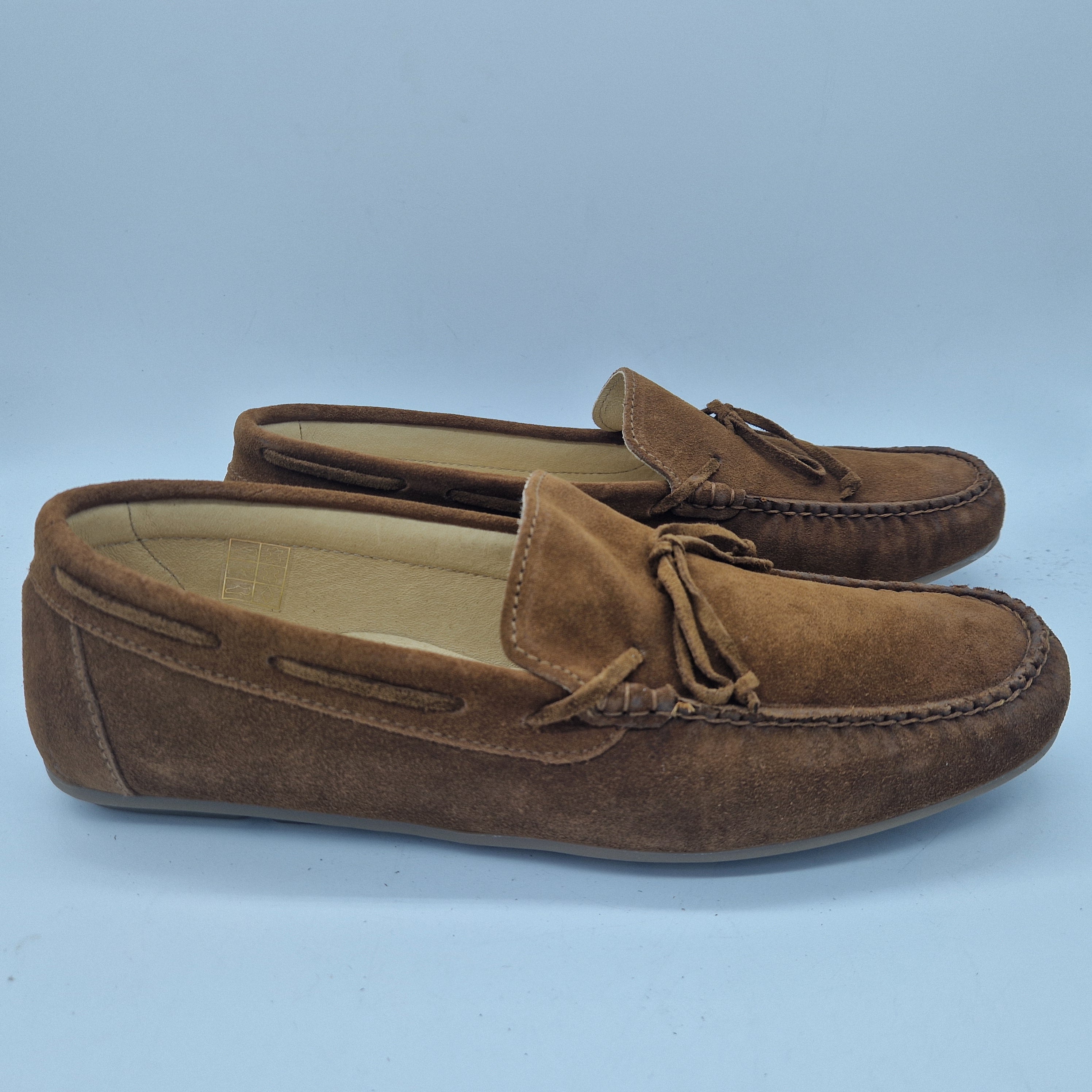 Mocasines Peachtfor Kiowa en serraje de cuero en color natural, detalle de diseño elegante y cómodo para uso diario.