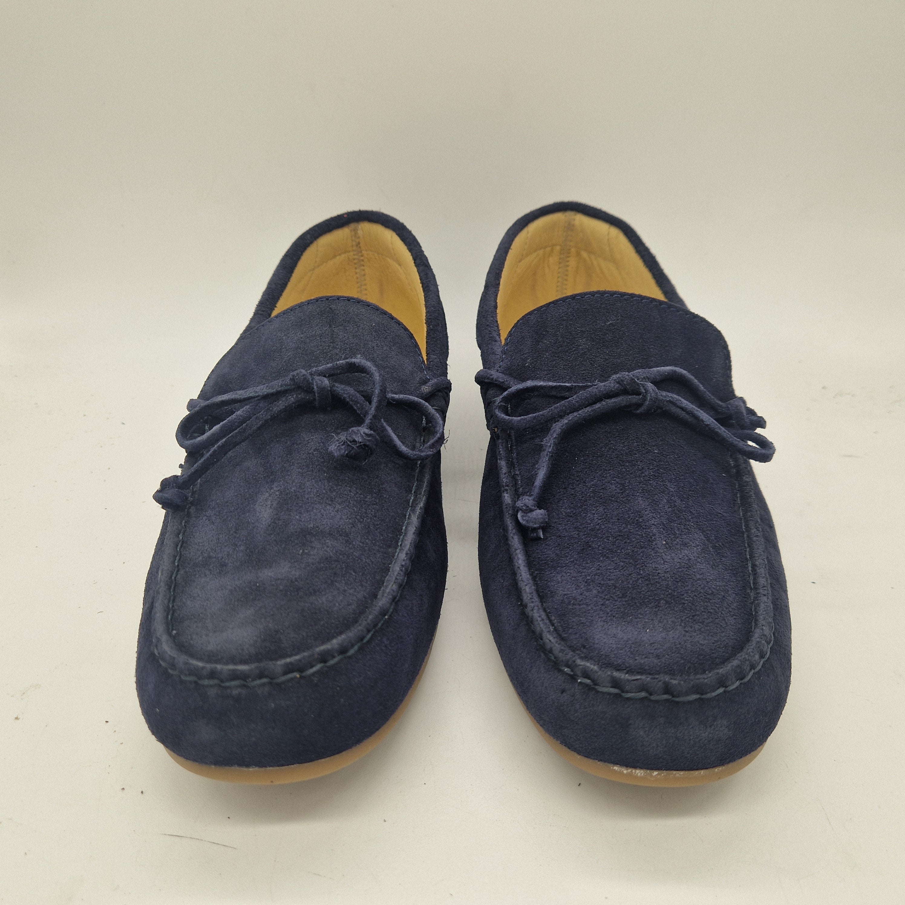 Mocasines Peachfor Kiowa en serraje marino, con diseño elegante y detalles en la parte superior, ideal para ocasiones casuales.