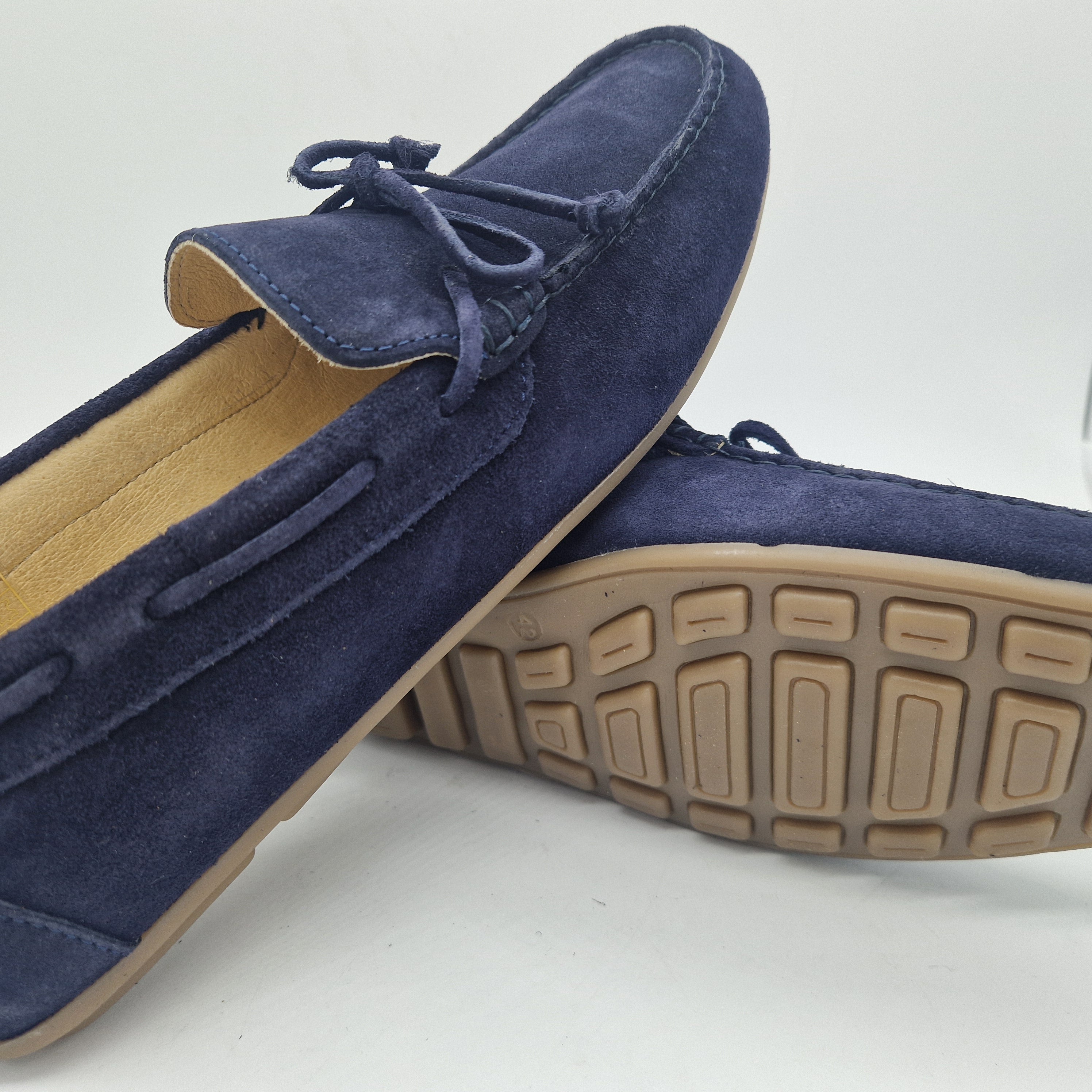 Mocasines Peachfor en serraje marino, con diseño cómodo y elegante, muestra la parte superior y detalles del calzado.