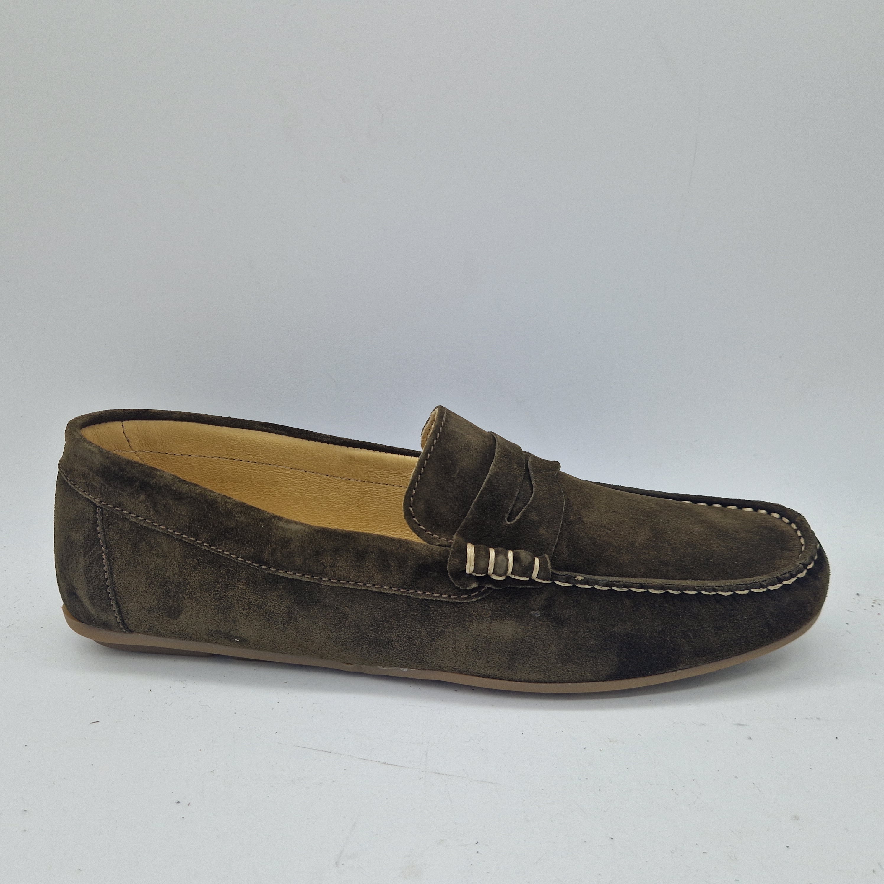 Mocasines Peachfor KIOWA en serraje kaki, calzado cómodo y elegante para mujer, con diseño clásico y acabado en serraje.