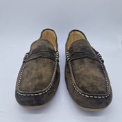 Mocasines Peachfor Kiowa en serraje kaki, con diseño elegante y cómodo, visible en la imagen.