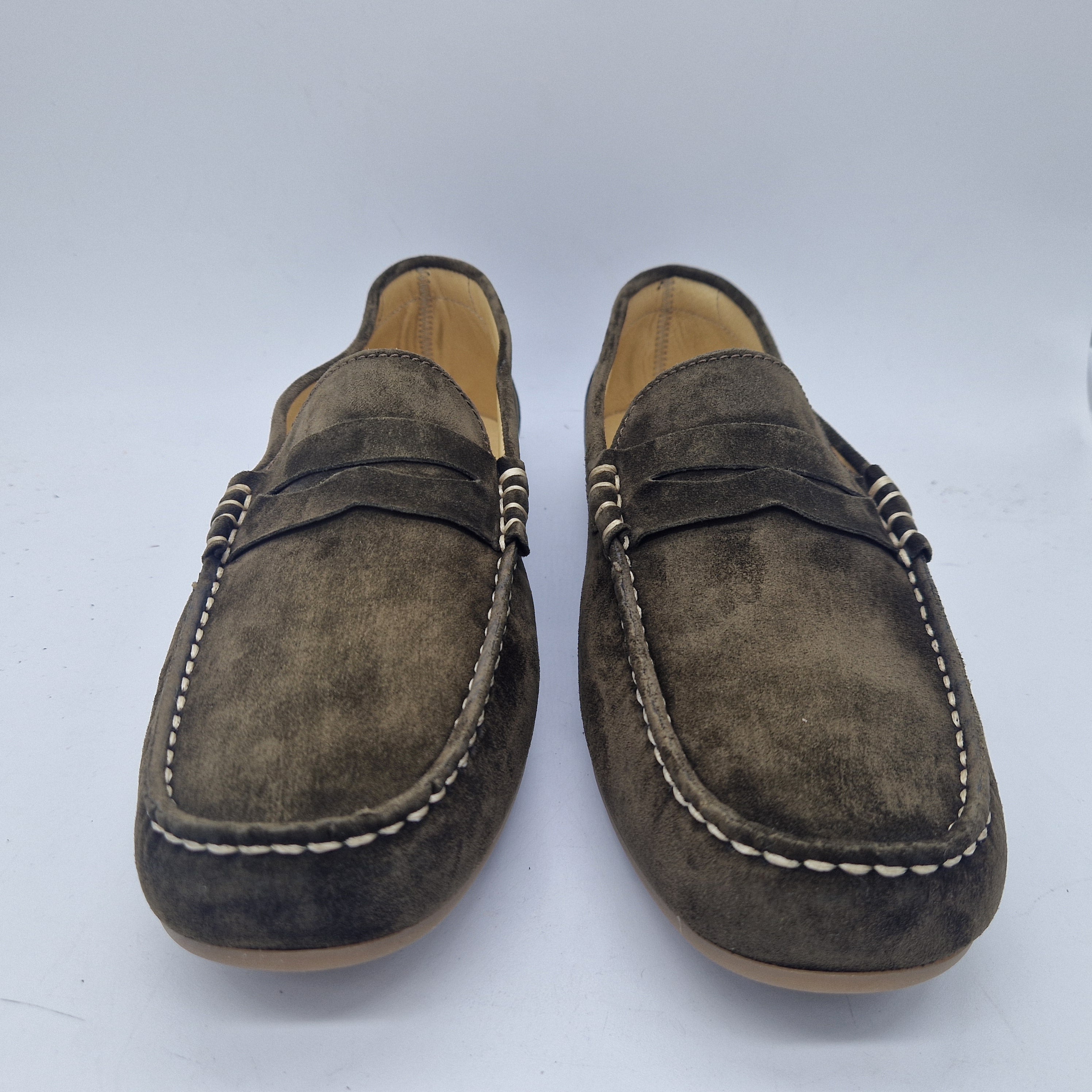 Mocasines Peachfor Kiowa en serraje kaki, con diseño elegante y cómodo, visible en la imagen.
