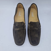 Mocasines Peachfor Kiowa en serraje kaki, con diseño elegante y cómodo, mostrados sobre fondo neutro.
