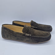 Mocasines Peachfor Kiowa en serraje kaki con diseño elegante y cómodo, vista frontal del calzado en color kaki.