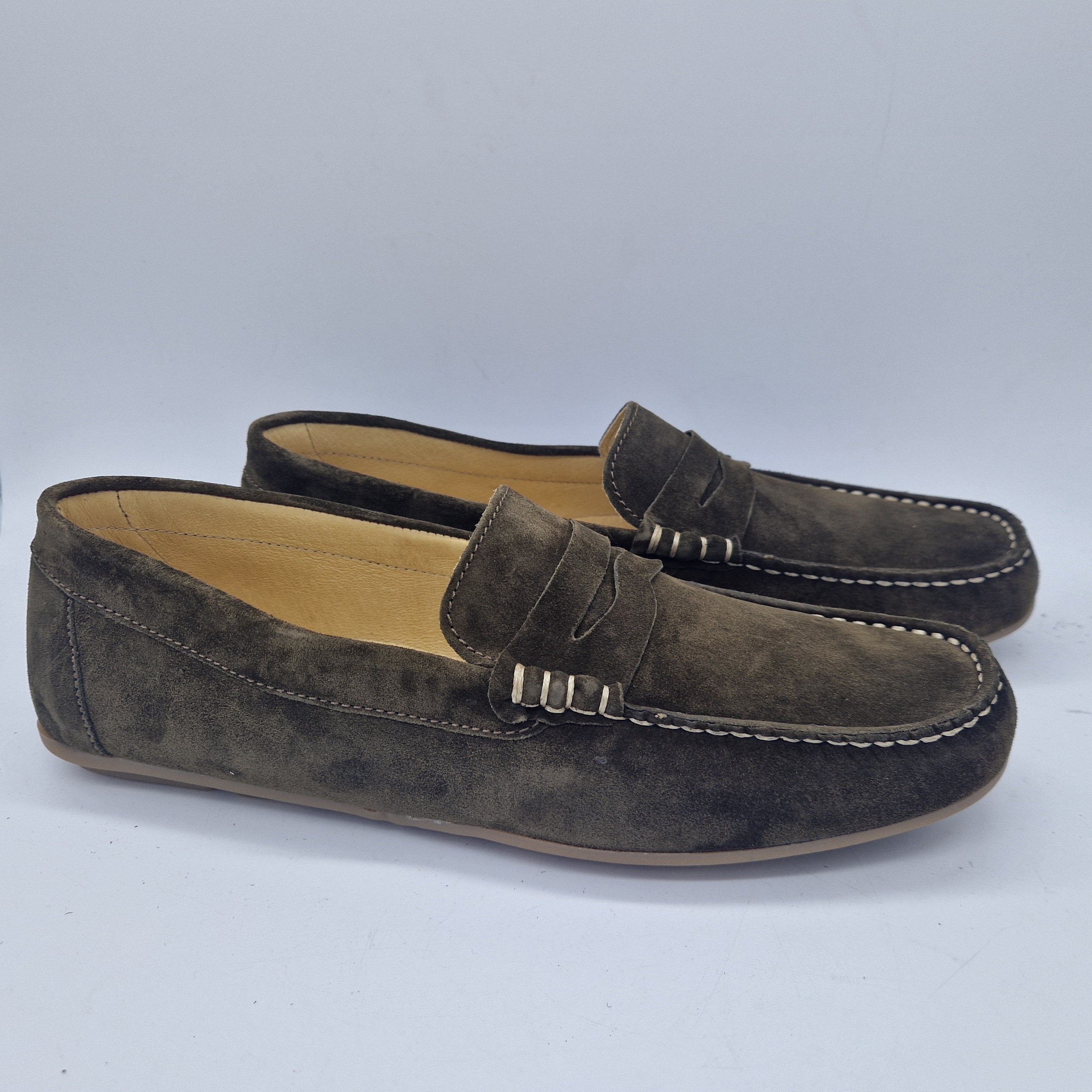 Mocasines Peachfor Kiowa en serraje kaki con diseño elegante y cómodo, vista frontal del calzado en color kaki.