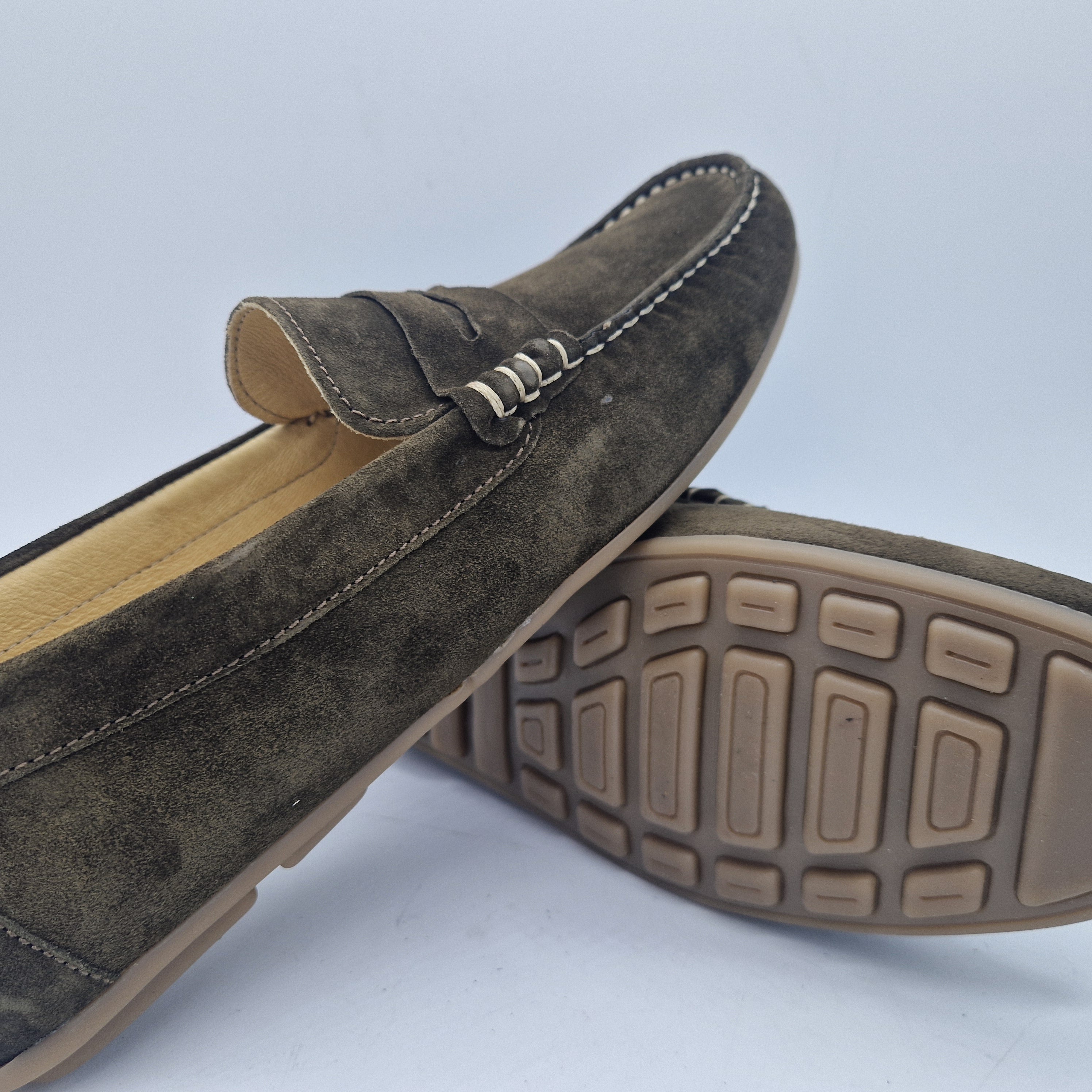 Mocasines Peachfor Kiowa en serraje kaki, con diseño elegante y cómodo, visible en la imagen.