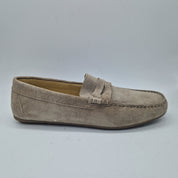 Mocasines Peachfor Kiowa en serraje taupe, con diseño elegante y cómodo, vista en primer plano en color beige.